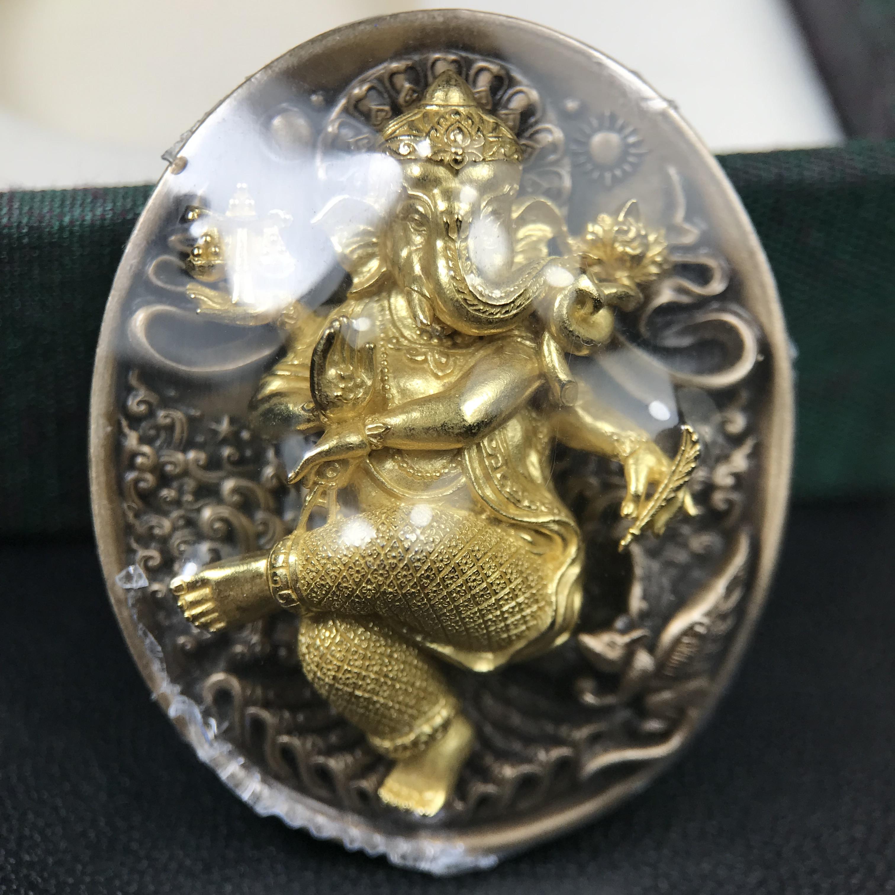 พระพิฆเนศ ประทานศิลป์ ที่ระลึกครบรอบ 50 ปี กลุ่มบ.แพรนด้าจิวเวลรี่ เนื้อบรอน์3กษัตริย์ ออกแบบได้สวยวิจิตรงดงาม ได้อัญเชิญมวลสารอันเป็นมงคลที่ได้ปลุกเสกแล้ว หลอมรวมเป็นเนื้อเดียวกับเหรียญ เพื่อความเป็นศิริมงคล สถิตย์สถาพร สืบไป