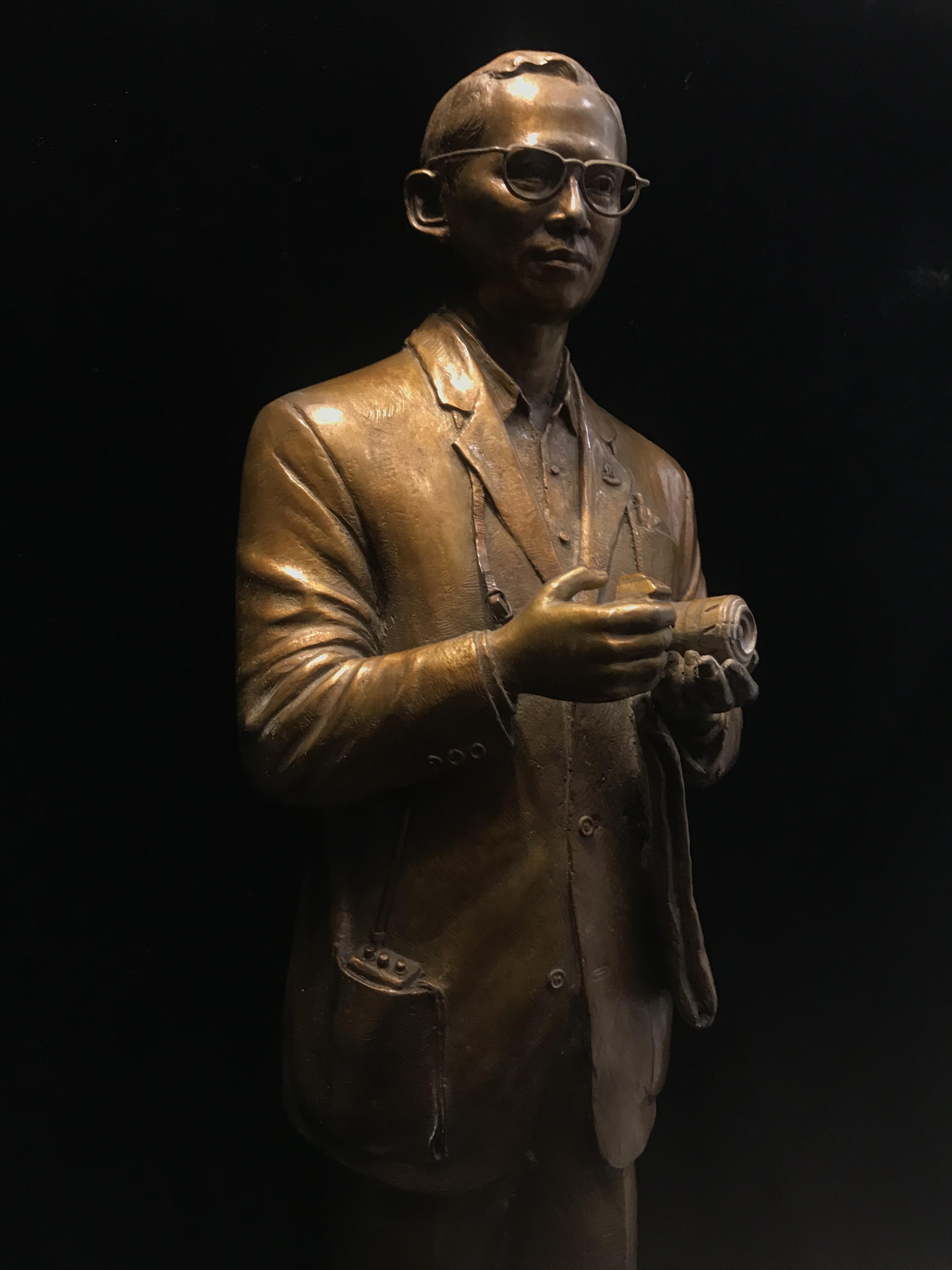 รูปหล่อพระบรมรูปพระบาทสมเด็จพระเจ้าอยู่หัว “ทรงงาน” เนื่องในโอกาสเฉลิมพระชนมพรรษา 86 พรรษา 5 ธันวาคม 2556 (ในหลวงท่านทรงดำริให้จัดสร้าง และ ตรวจงานด้วยพระองค์เอง)