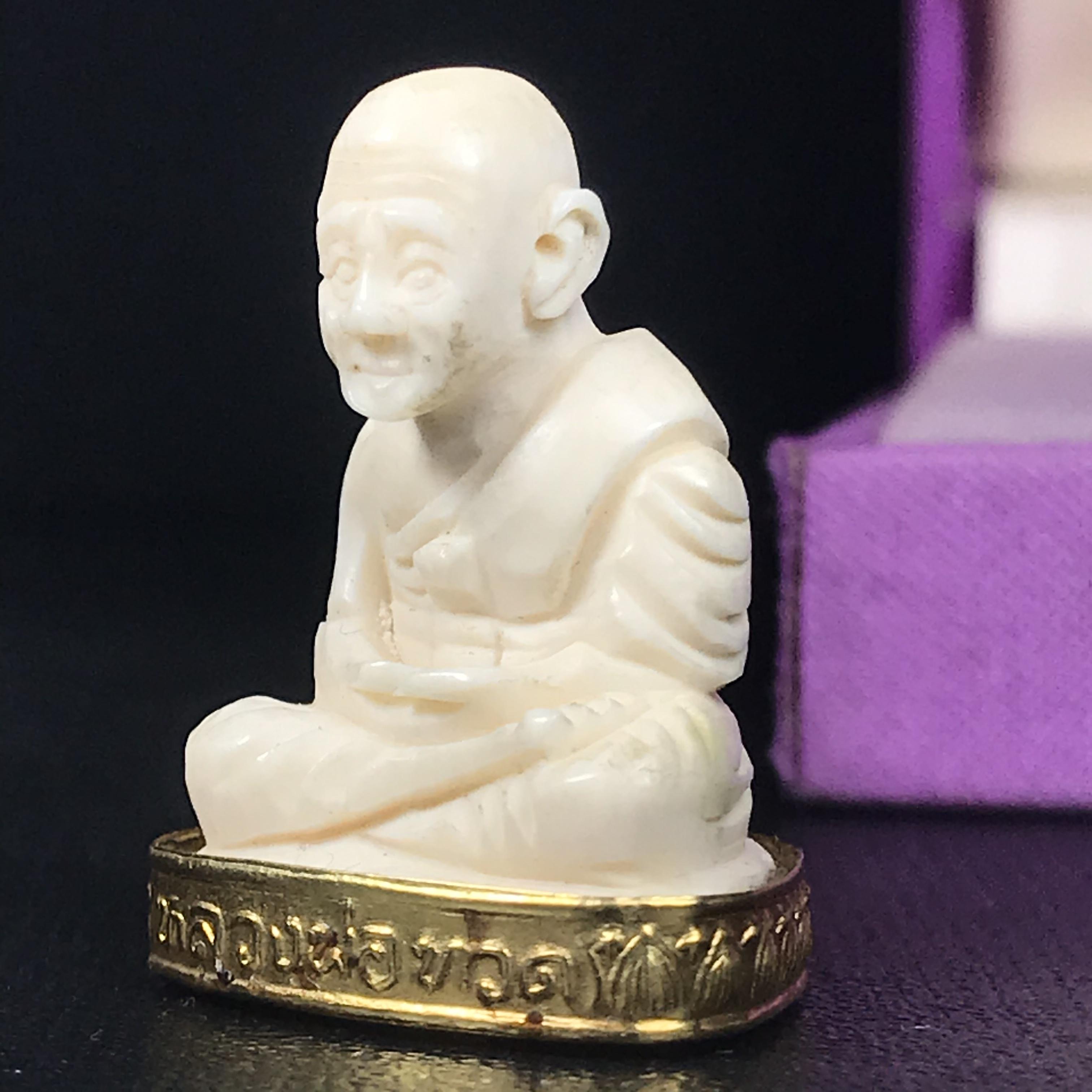 สมเด็จหลวงปู่ทวด รุ่นคชสารหมื่นปี (ศิลปาชีพ) วัดช้างให้ ปี2541(พิมพ์ลอยองค์ฐานทองคำ)