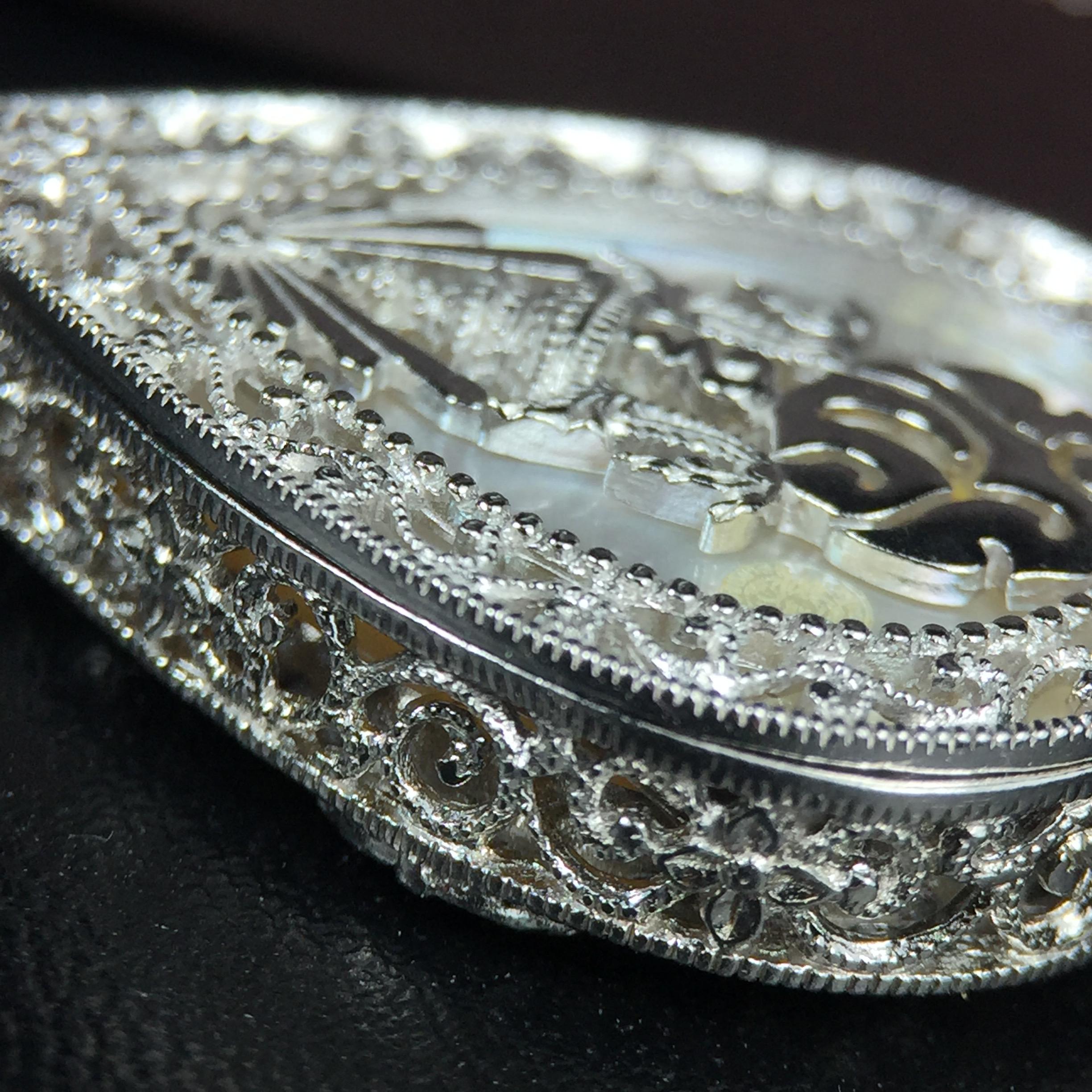 พระพุทธชินราช ภปร. โครงการ "เพราะแผ่นดินนี้ คือ แผ่นดินเกิด" ปี2548(รุ่นแรก) เหรียญทรงหยดน้ำ ขนาด 21 x 31 มม. เนื้อเงินสามกษัตริย์ องค์พระชุบสามกษัตริย์ ล้อมด้วยกรอบเงินชุบทองคำขาวสลักเสลาเป็นลวดลายละเอียดอ่อน ส่วนพื้นองค์พระเป็นเปลือกหอยมุข