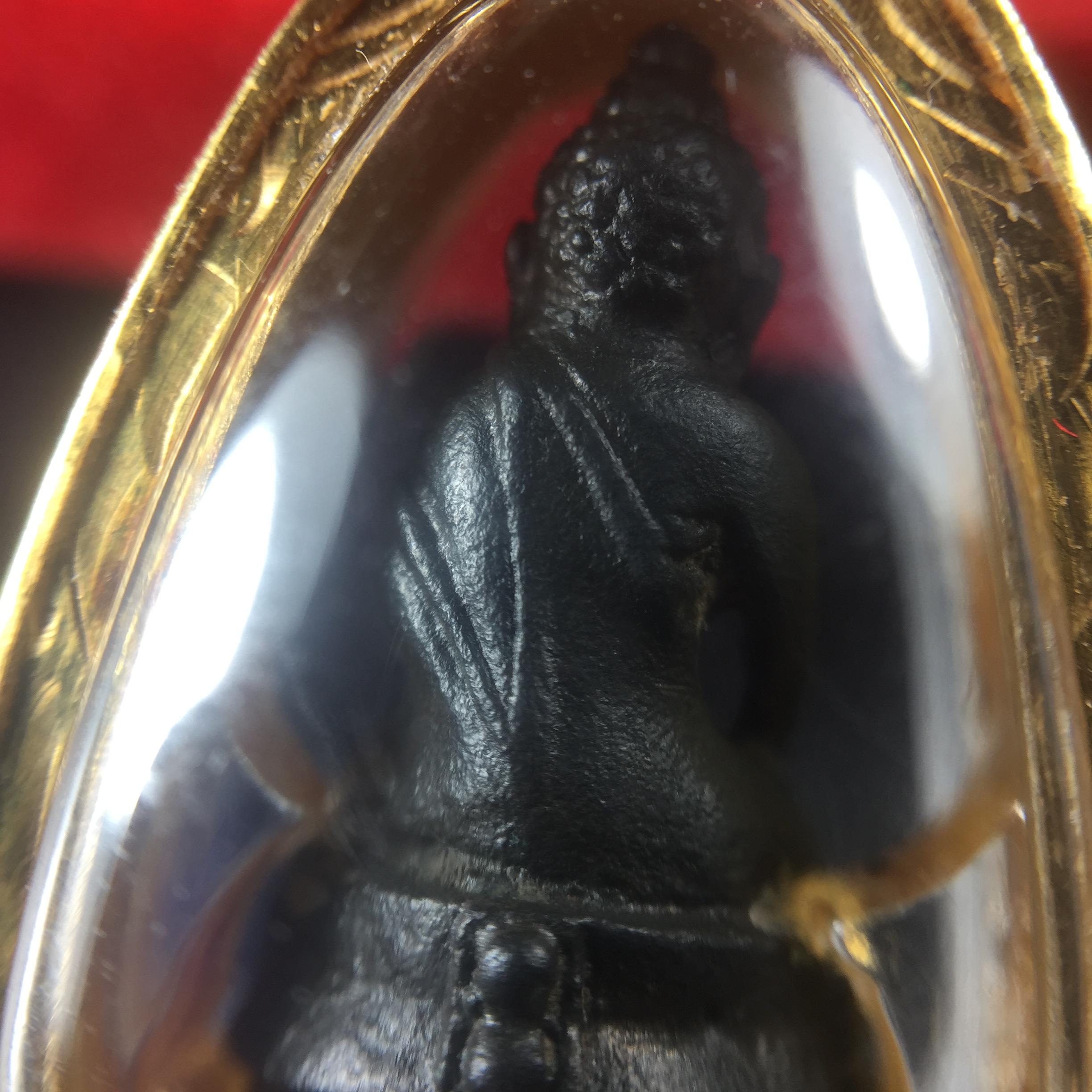 พระกริ่ง-พระชัยวัฒน์ ปวเรศ ปี2530 วัดบวรนิเวศราชวรวิหาร(องค์พระชัยวัฒน์เลี่ยมกรอบทองคำแท้)(ในหลวง ร.9 เสด็จเททอง)(บรรจุเส้นเกศาในหลวงรัชกาลที่9)พร้อมสูจิบัตรเดิมตอนจัดสร้าง(สภาพสวยครบสมบูรณ์) (องค์หน้าใหญ่)(องค์ทองทบ)แบบพิมพ์นิยมหายาก