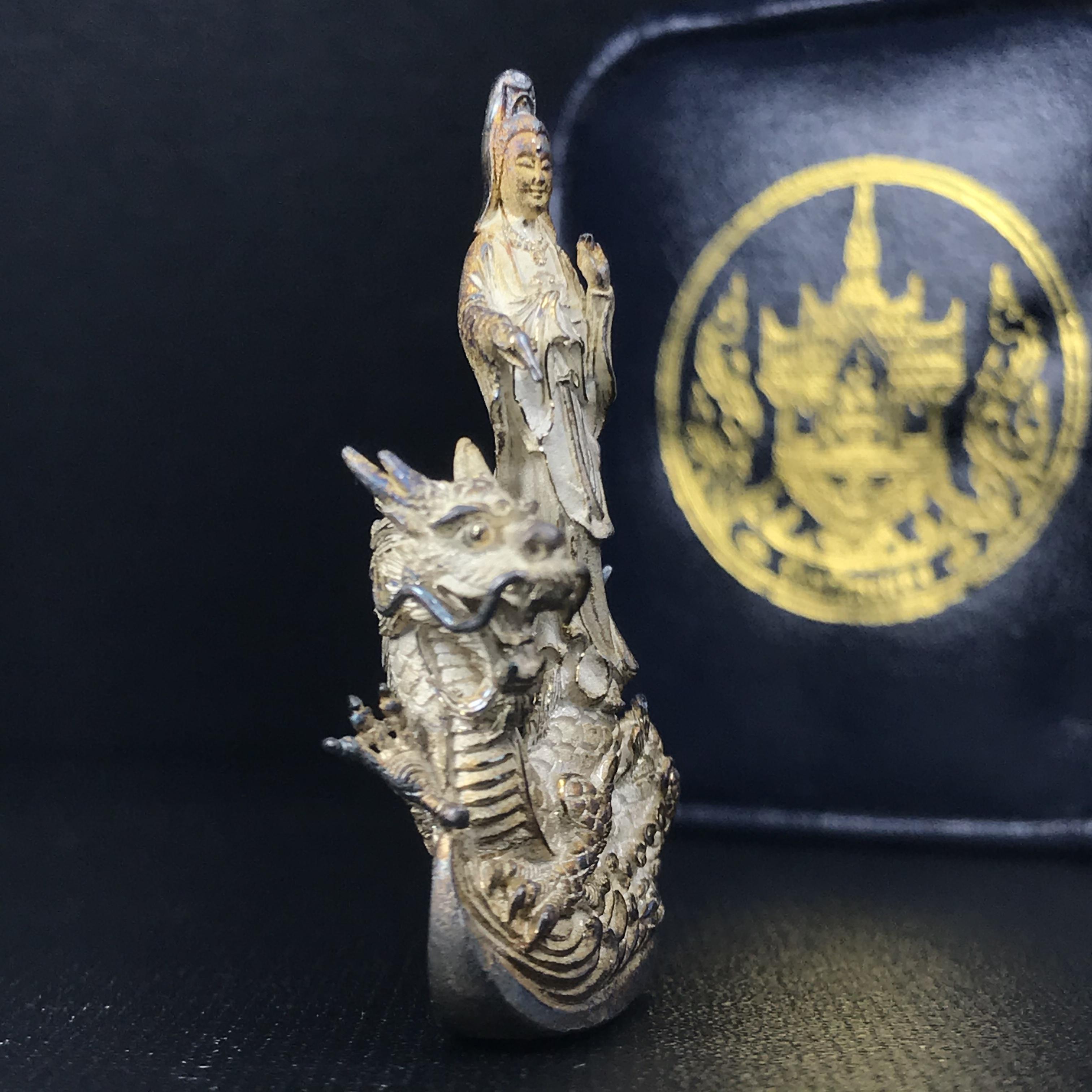 รูปหล่อลอยองค์พระโพธิสัตว์กวนอิม ทรงประทับมังกร จ.ระนอง เนื้อเงิน พิมพ์ใหญ่(สภาพผิวเดิม ขึ้นสีรุ้งธรรมชาติ แบบนิยม) เฉลิมฉลองในวโรกาสที่พระบาทสมเด็จพระเจ้าอยู่หัวทรงครองสิริราชสมบัติครบ 50 ปี จ.ระนอง พ.ศ.2539