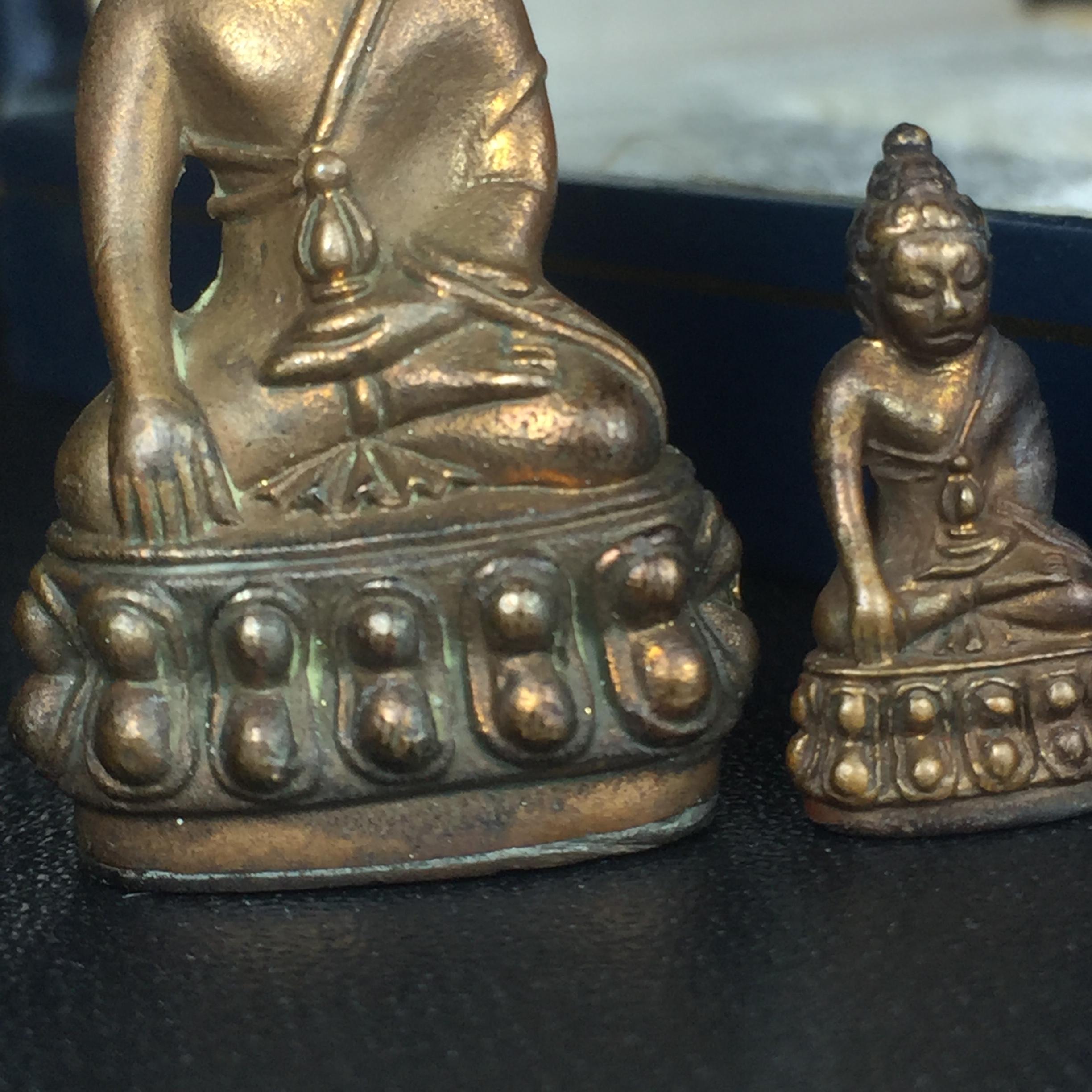 พระกริ่ง-พระชัยวัฒน์ รุ่นศิริสมบัติ อายุสมมงคล 72ปี สมเด็จพระญาณสังวร วัดบวรนิเวศวิหาร ปี 2528 เนื้อสัมฤทธิ์โลหะผสม(ตอกโค๊ด) (สุดยอดชนวนมาลสารรุ่นยอดนิยมที่นำมาจัดสร้าง)พร้อมกล่องบรรจุเดิมครบ รุ่นนี้สร้างน้อย หายาก สภาพสวยมาก