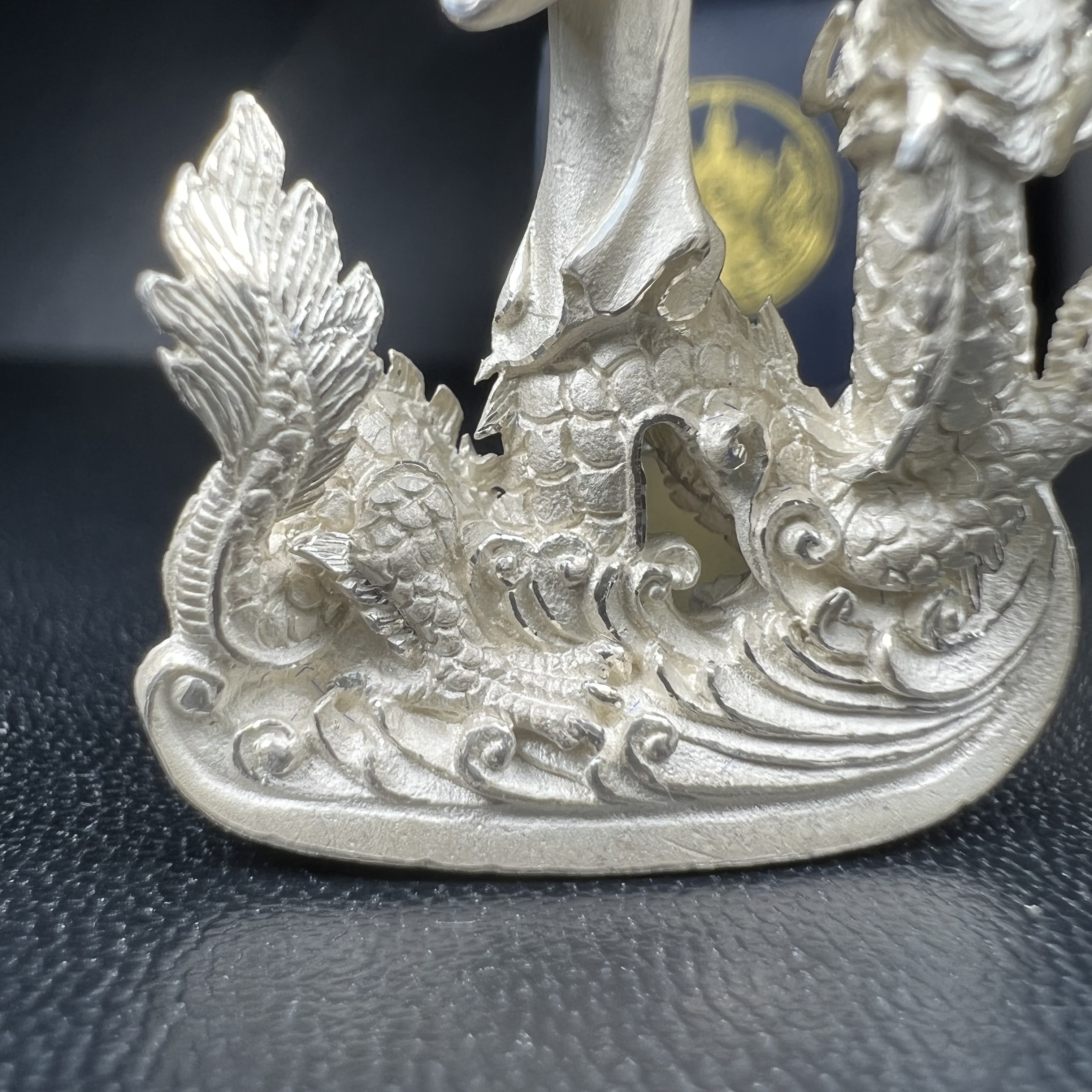 รูปหล่อลอยองค์พระโพธิสัตว์กวนอิม ทรงประทับมังกร จ.ระนอง เนื้อเงิน พิมพ์ใหญ่(สภาพผิว สวยงดงาม ทรงคุณค่า) เฉลิมฉลองในวโรกาสที่พระบาทสมเด็จพระเจ้าอยู่หัวทรงครองสิริราชสมบัติครบ 50 ปี จ.ระนอง พ.ศ.2539