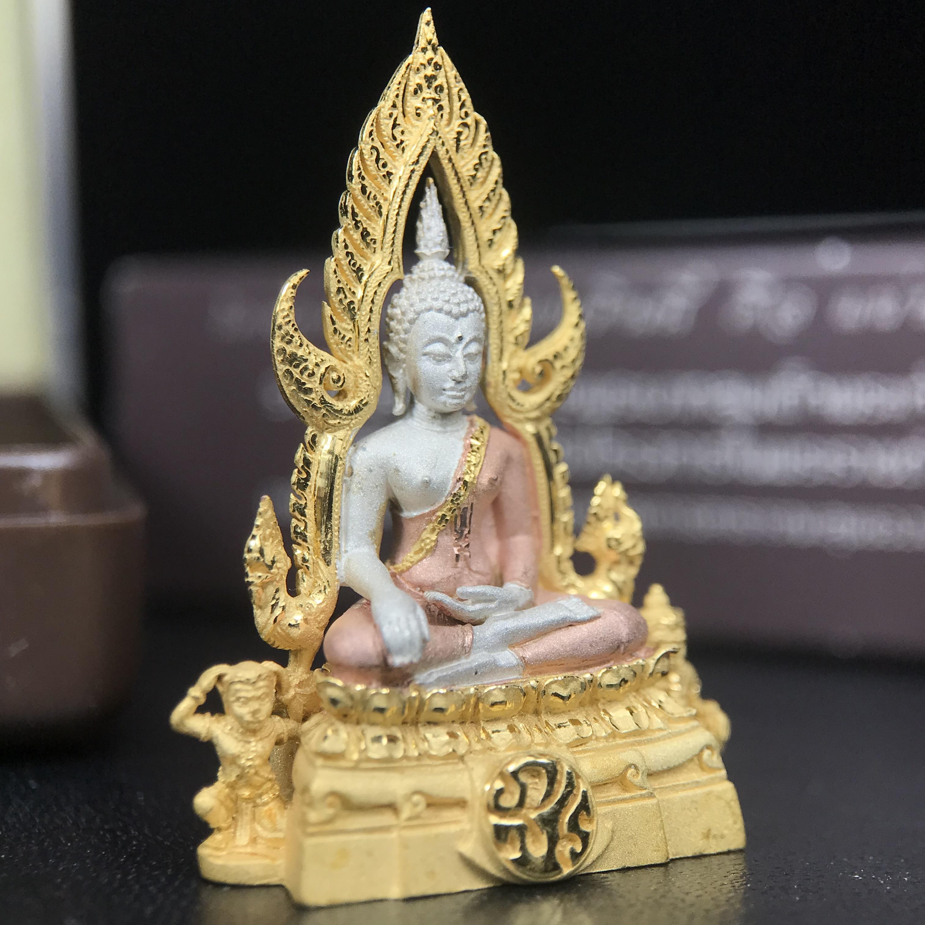 พระพุทธชินราช ภปร. โครงการ "เพราะแผ่นดินนี้ คือ แผ่นดินเกิด" ปี 2548(รุ่นแรก) ลอยองค์เนื้อเงินสามกษัตริย์ หน้าตัก 1/2 นิ้ว (ขนาด 3.5 x 2.5 ซม.) พุทธศิลป์งดงามทรงคุณค่า รุ่นยอดนิยม(องค์หมายเลข ๘๘๕๐)