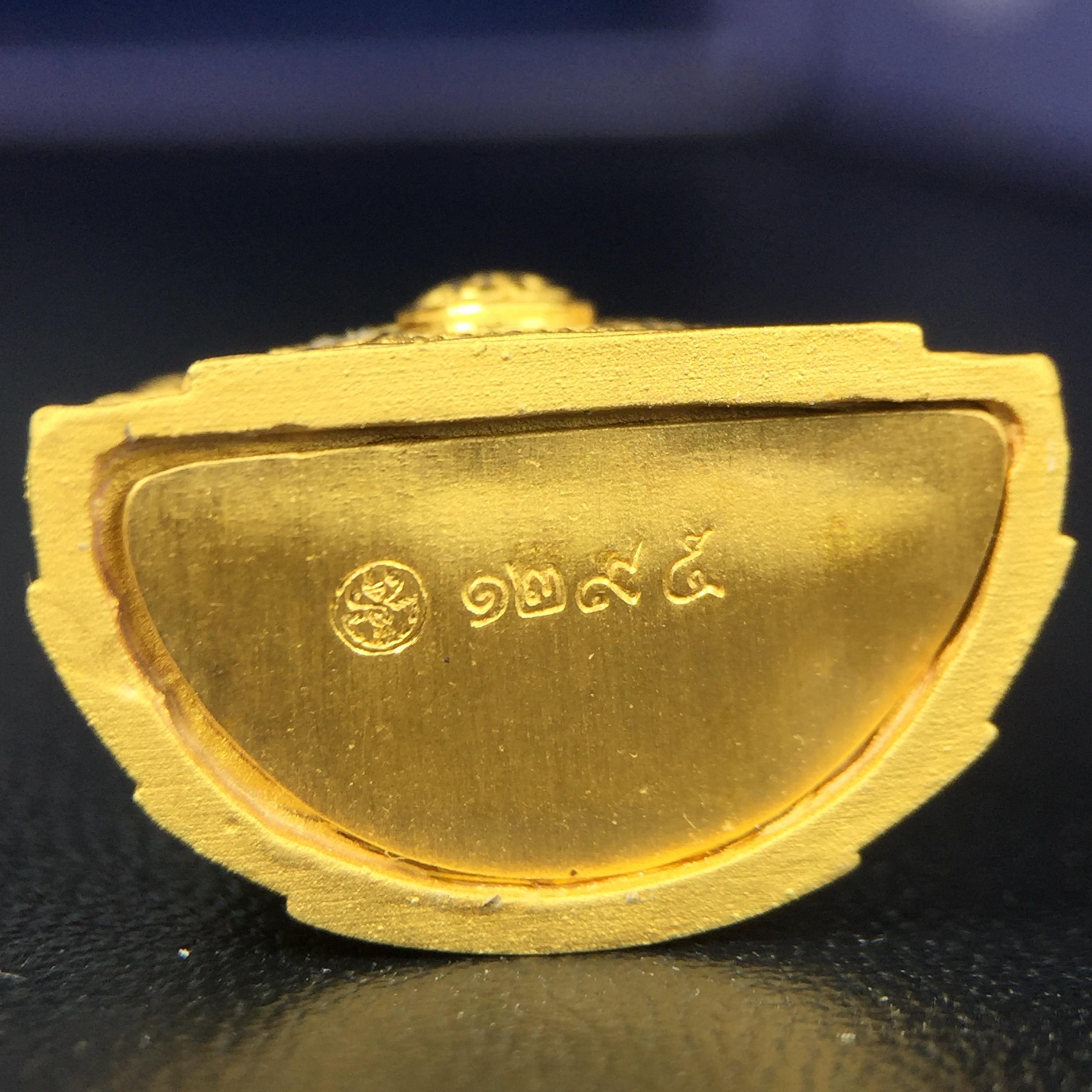 พระแก้วมรกต ภปร. จัดสร้างโดย รพ.ภูมิพลฯ ปี2547 ลอยองค์ขนาดหน้าตัก 1/2 นิ้ว เนื้อเรซิ่นหุ้มทองคำ99.99 งดงามทรงคุณค่าอีกหนึ่งรุ่นยอดนิยม หายาก