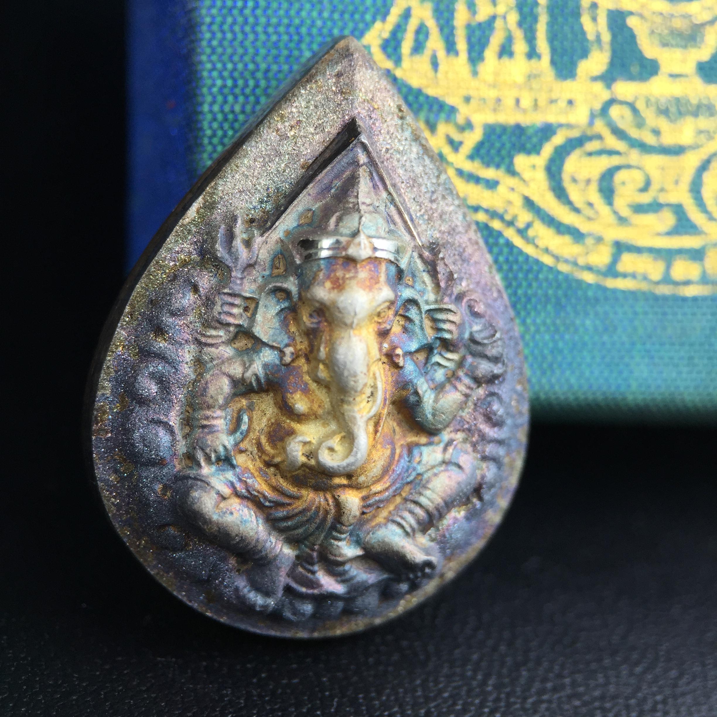 เหรียญพระพิฆเนศวร ญสส. ชุดกาญจนาภิเษกครองราชย์ 50 ปี พุทธศักราช 2538 พิมพ์ใหญ่(2.9 ซม.) เนื้อเงินผิวเดิมกลับดำขึ้นสีรุ้งเข้มขลังงดงามธรรมชาติสร้างสรรค์ สภาพสวยเดิมพร้อมกล่องบรรจุเดิม ตอกโค๊ดหมายเลขกำกับ(1ใน 5539องค์)