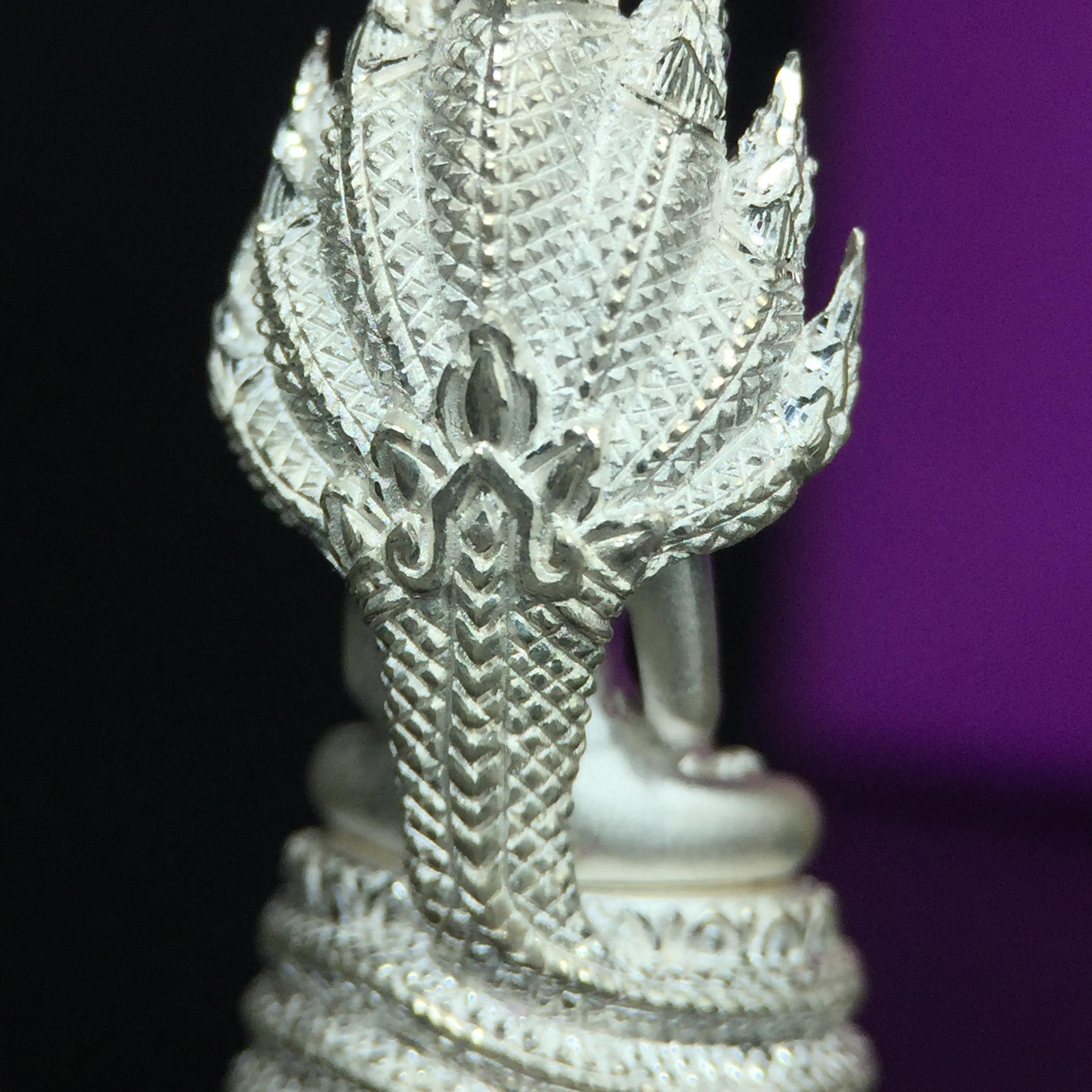 พระนาคปรก สธ. รุ่นสร้างพระอุโบสถเฉลิมพระเกียรติ 4 รอบ 84 พรรษา สมเด็จพระเทพรัตนราชสุดาฯ วัดบวรนิเวศวิหาร ปี 2543 พิมพ์เล็ก เนื้อเงินบริสุทธิ์ แบบพ่นทรายขัดเงาบางส่วน(สภาพ สวย กล่องบรรจุเดิมครบ)พิธีใหญ่ พุทธศิลป์งดงาม หายาก (1 ใน 2999 องค์)