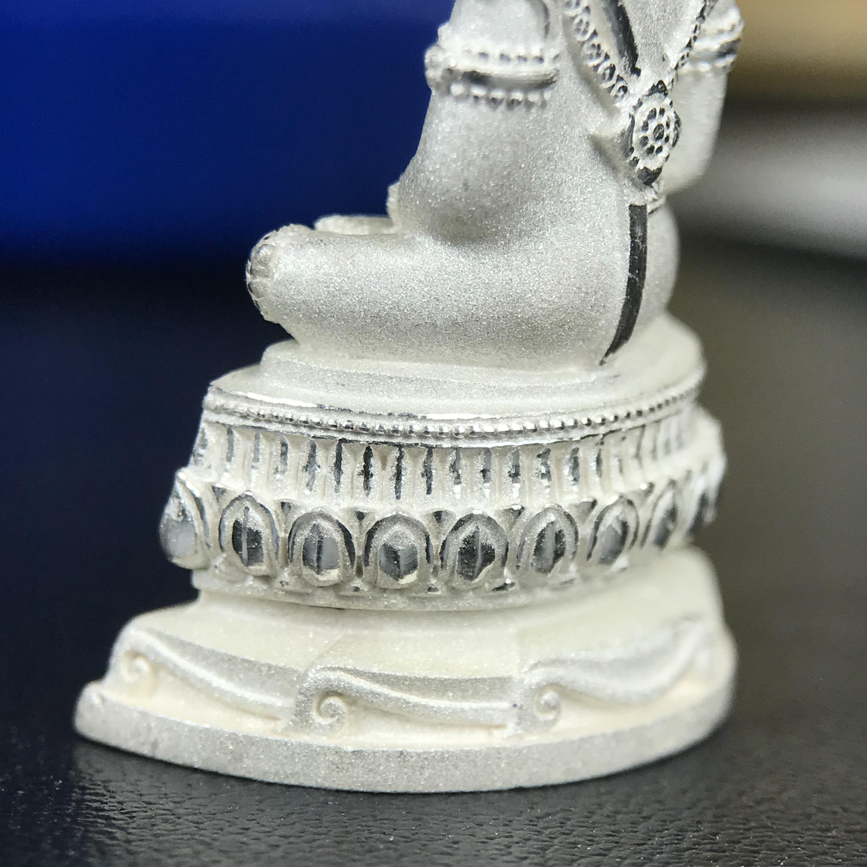 พระแก้วมรกต ทรงเครื่องฤดูร้อน พระราชทานประดิษฐานตราสัญลักษณ์ฉลองสิริราชสมบัติ ครบ 60 ปี ในหลวงรัชกาลที่ 9 พ.ศ.2549 เนื้อเงินลอยองค์พิมพ์ใหญ่ สูง 3.6 ซม. ขนาดหน้าตัก 1/2 นิ้ว (พิธีใหญ่มหาพุทธาภิเษก ณ พระอุโบสถวัดพระแก้ว เกจิอาจารย์ ทั่วประเทศ 108 รูป )