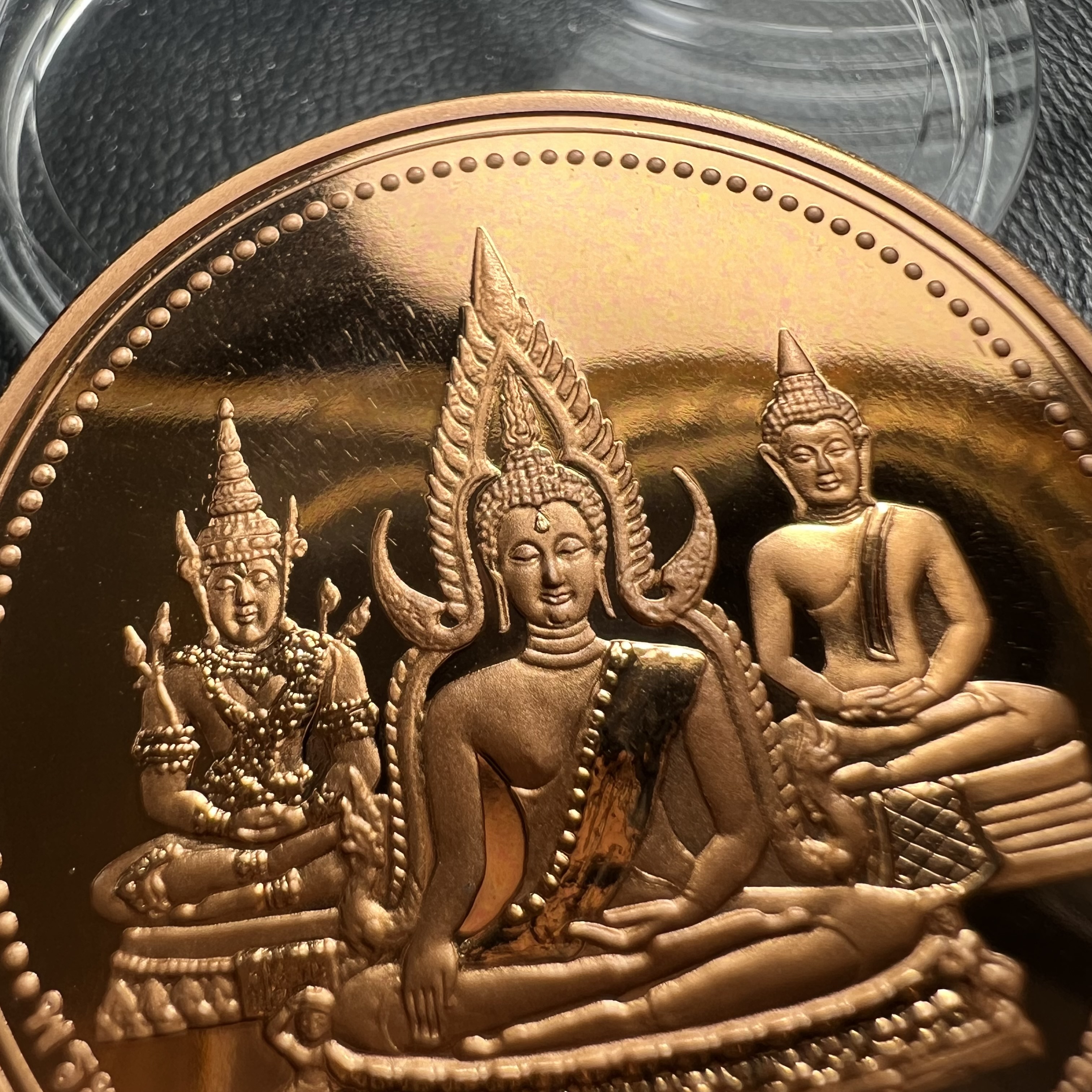 เหรียญพระแก้วมรกต พระพุทธชินราช พระพุทธโสธร รุ่นพุทธบารมี ปี 2540 เนื้อทองแดงขัดเงา พิธีพุทธาภิเษก 2 พิธี มหามงคล (พระพุทธคู่บ้านคู่เมือง รูปแบบเหรียญสวยงดงามมาก พิธีใหญ่ เป็นที่นิยม)