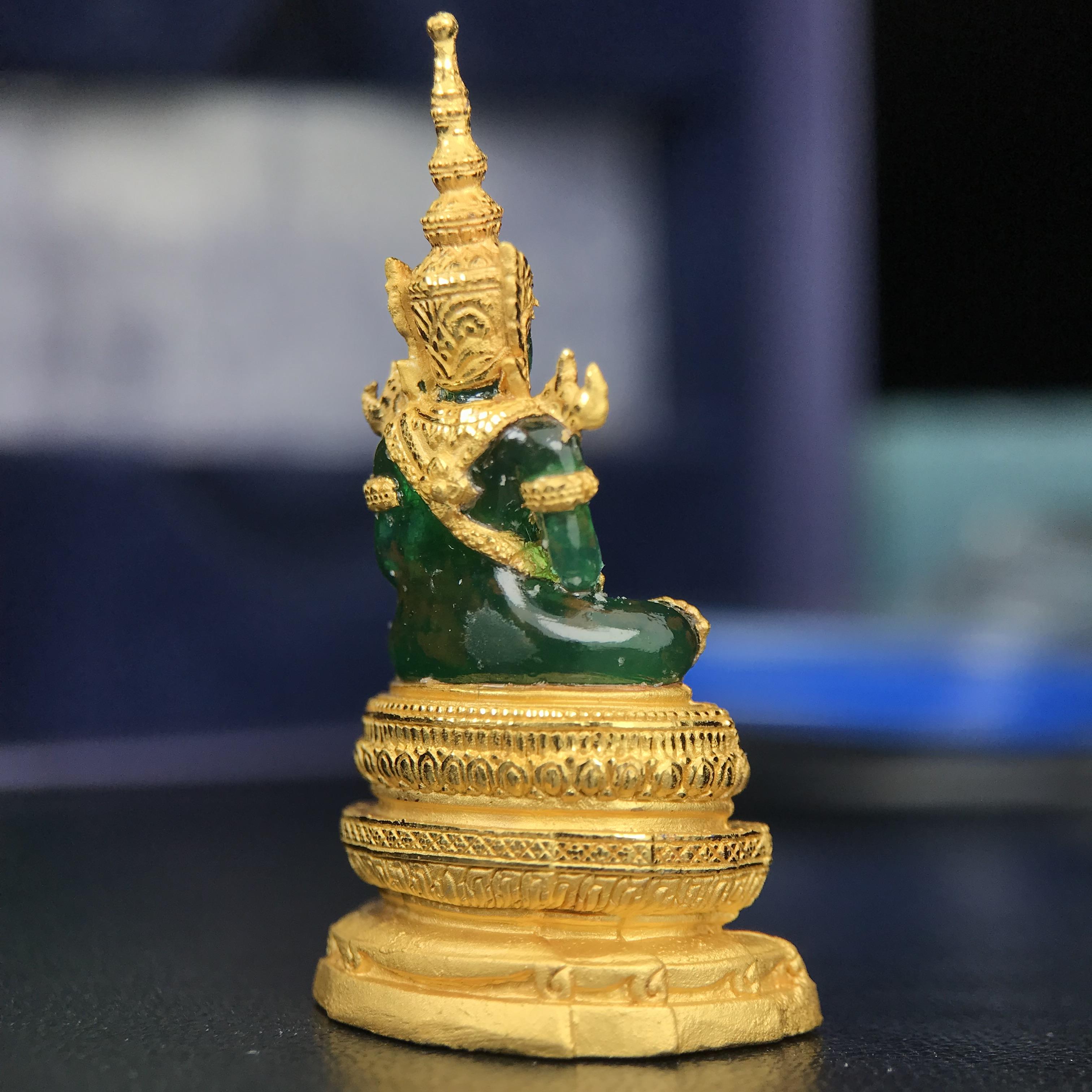 พระแก้วมรกต ภปร. จัดสร้างโดย รพ.ภูมิพลฯ ปี2547 ลอยองค์ขนาดหน้าตัก 1/2 นิ้ว เนื้อเรซิ่นหุ้มทองคำ99.99 งดงามทรงคุณค่าอีกหนึ่งรุ่นยอดนิยม หายาก