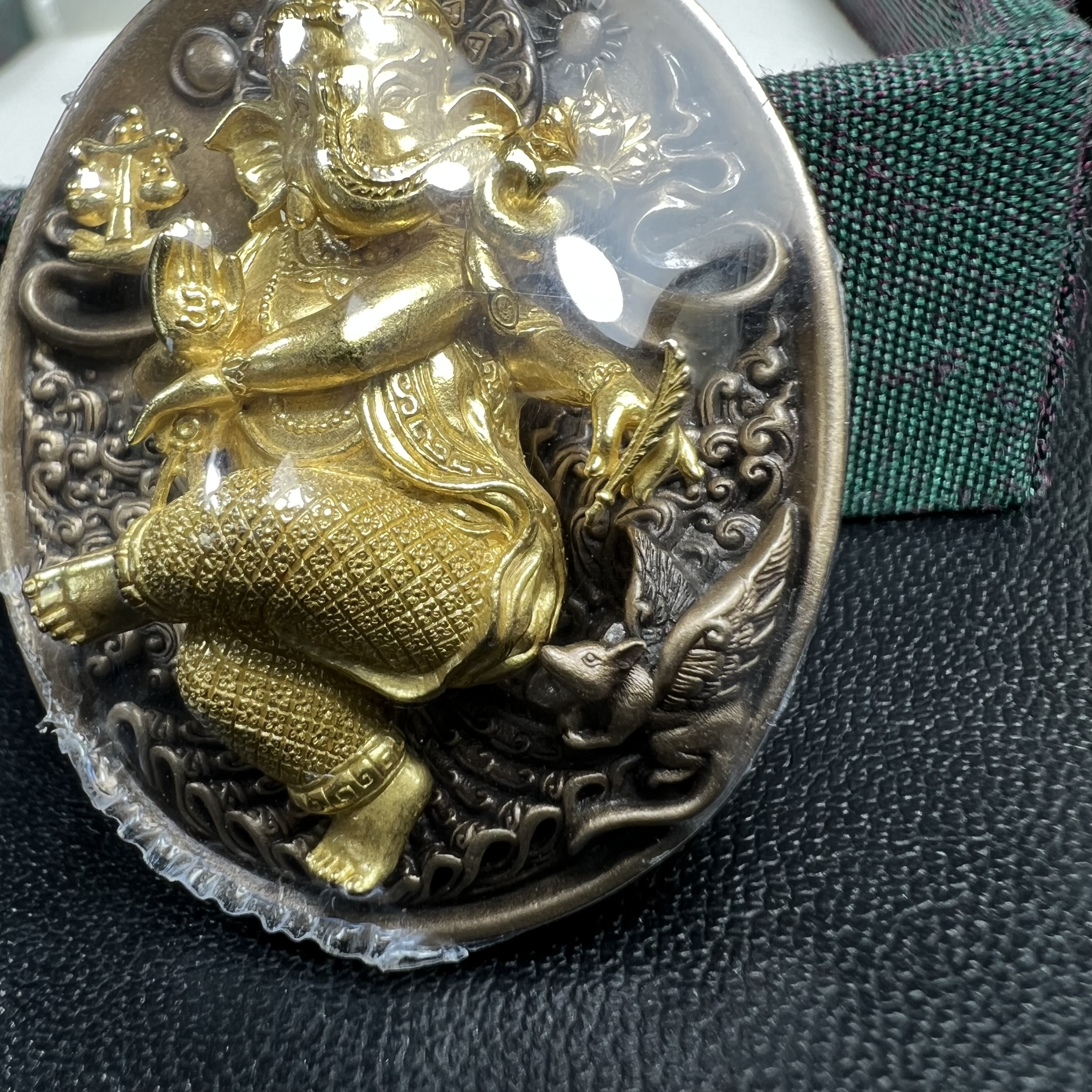 พระพิฆเนศ ประทานศิลป์ ที่ระลึกครบรอบ 50 ปี กลุ่มบ.แพรนด้าจิวเวลรี่ เนื้อบรอน์3กษัตริย์ ออกแบบได้สวยวิจิตรงดงาม ได้อัญเชิญมวลสารอันเป็นมงคลที่ได้ปลุกเสกแล้ว หลอมรวมเป็นเนื้อเดียวกับเหรียญ เพื่อความเป็นศิริมงคล สถิตย์สถาพร สืบไป