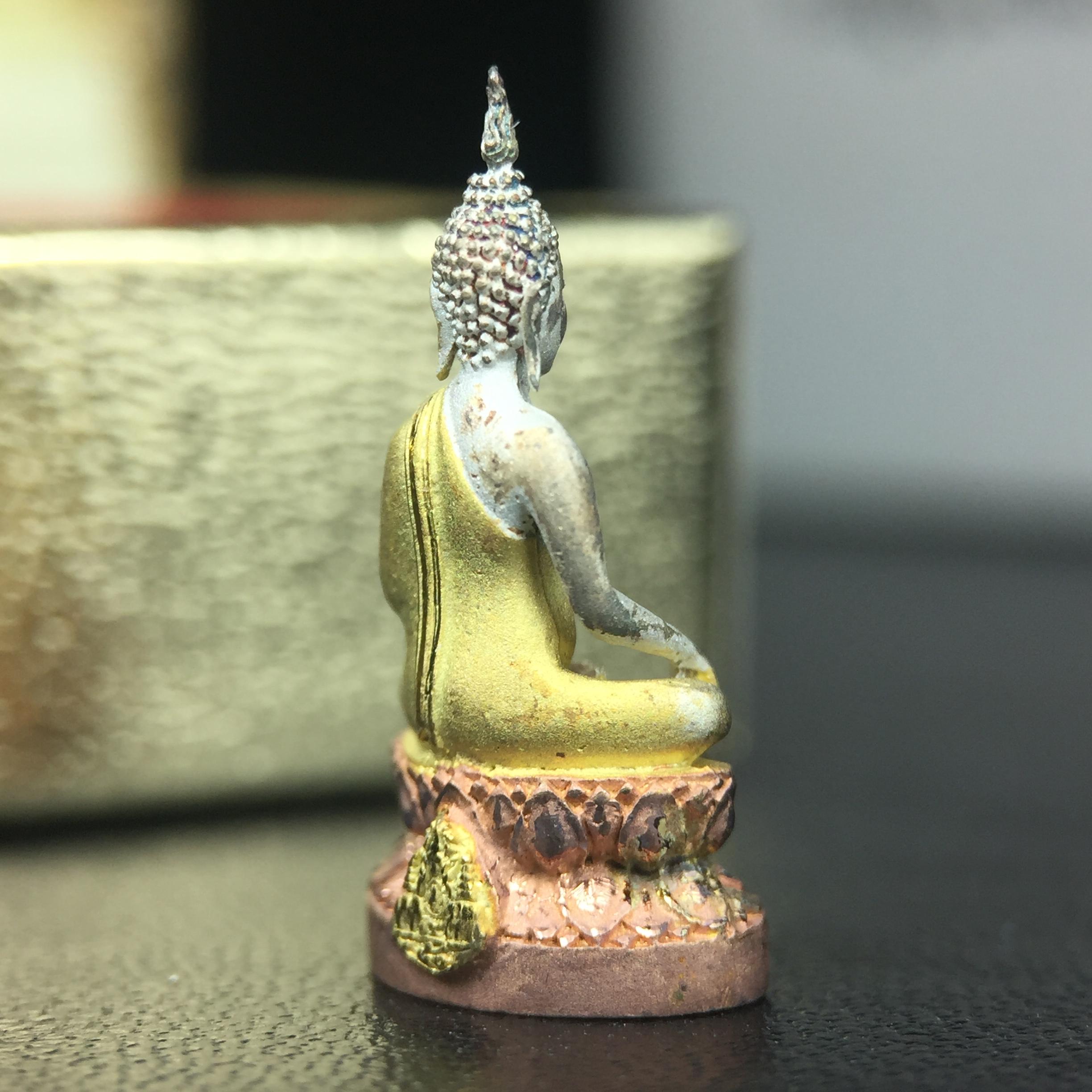 พระชัยวัฒน์พระพุทธนวราชบพิตร ครองสิริราชสมบัติครบ 50 ปี พ.ศ.2540 ขนาดสูง 1.9 ซม. เนื้อเงินสามกษัตริย์(ผิวเดิม) พร้อมกล่องบรรจุเดิมครบสมบูรณ์ 1ใน 9500 องค์(พุทธนวราชบพิตร นิมิตรหมายแห่งความสามัคคี ด้วยไมตรีแห่งองค์พระภูมิพล)