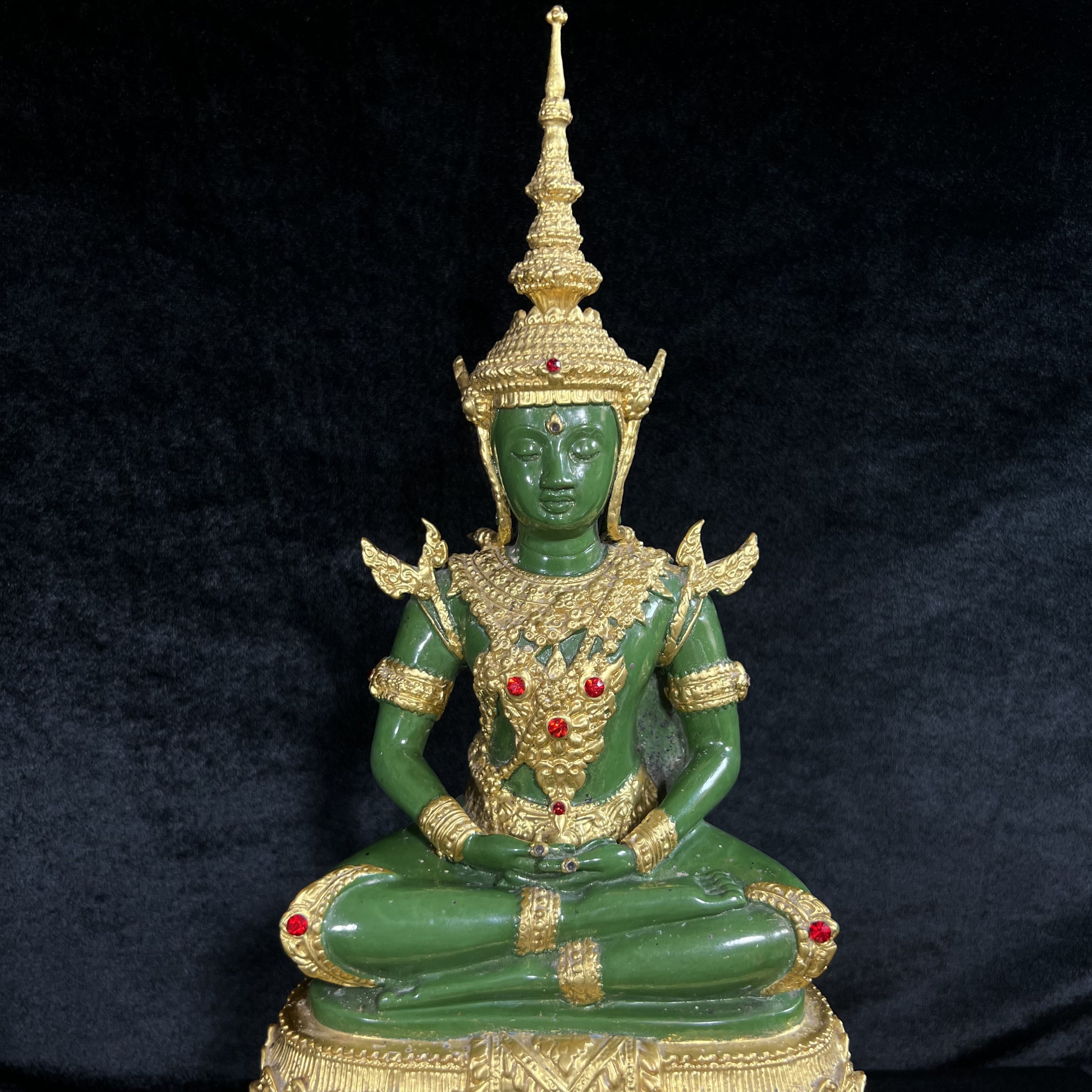 พระพุทธมหามณีรัตนปฏิมากร (จำลอง)พระแก้วมรกต วัดพุทธไทยถาวรวนาราม นครนิวยอร์ก ตรา ภปร. 6รอบ 72พรรษา ในหลวงรัชกาลที่9 ปี2542 ขนาดบูชาหน้าตัก 5นิ้ว หล่อเนื้อโลหะ(ในหลวงรัชกาลที่9 เสด็จเจิมพระสุหร่าย)(1ใน999องค์)