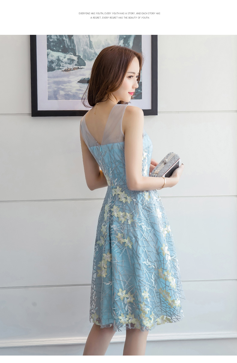 ชุดเดรสสั้นผ้าโปร่งสีฟ้าอ่อน ปักลายดอกไม้สีเหลืองอ่อน สวยหรู