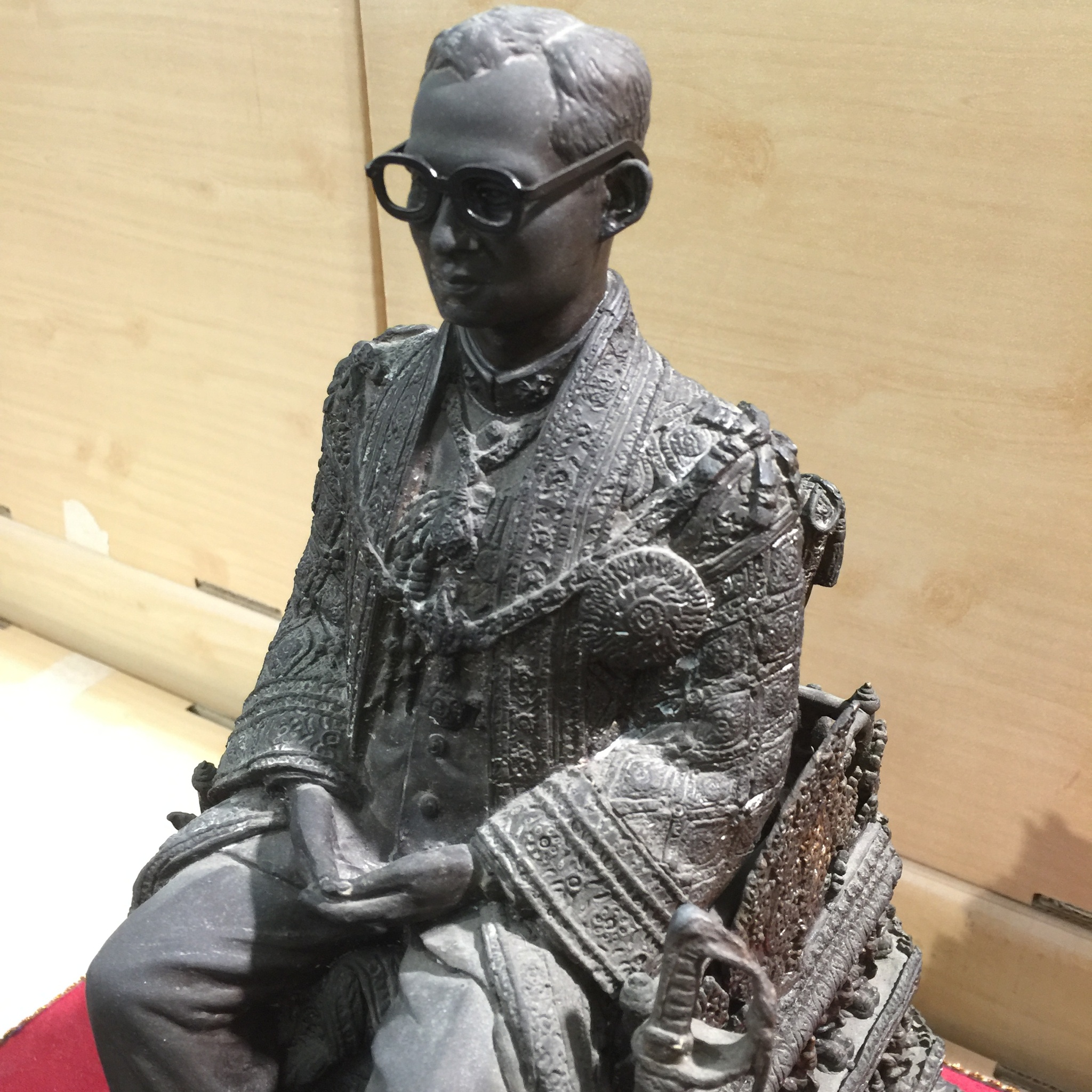 พระบรมรูปพระบาทสมเด็จพระเจ้าอยู่หัวรัชกาลที่9(นั่งบัลลังก์) กระทรวงมหาดไทยจัดสร้าง ปี2539