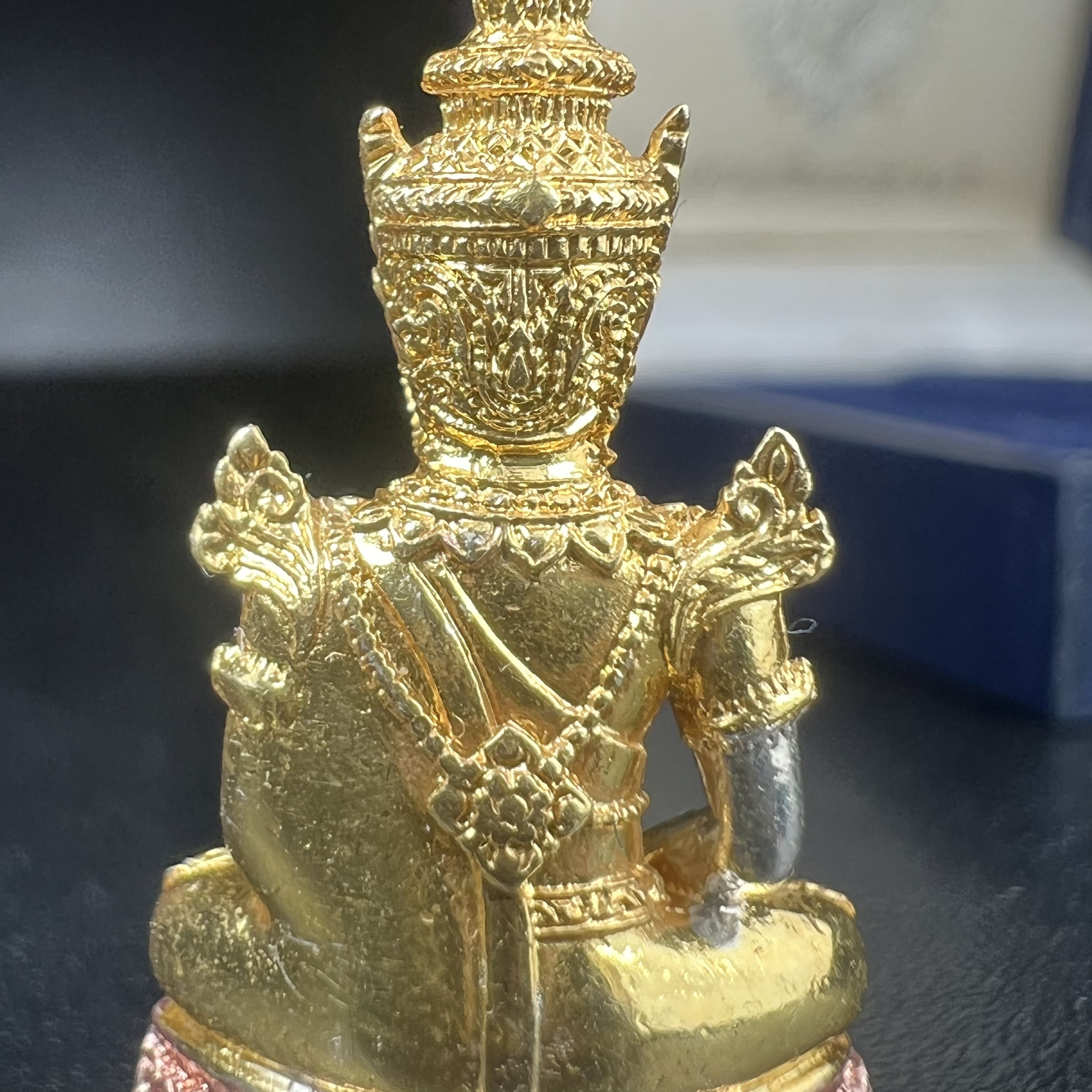 พระแก้วมรกต กรมสรรพสามิตจัดสร้างขึ้นเนื่องในโอกาสครบรอบ 64 ปีของกรมสรรพสามิต และเนื่องในวโรกาสที่พระบาทสมเด็จพระเจ้าอยู่หัวทรงครองราชย์ครบ 50 ปีในปีกาญจนาภิเษก เมื่อ พ.ศ.2539 เนื้อเงินรมดำขัดเงา(ชุบสามกษัตริย์ใหม่)พร้อมกล่องบรรจุเดิม