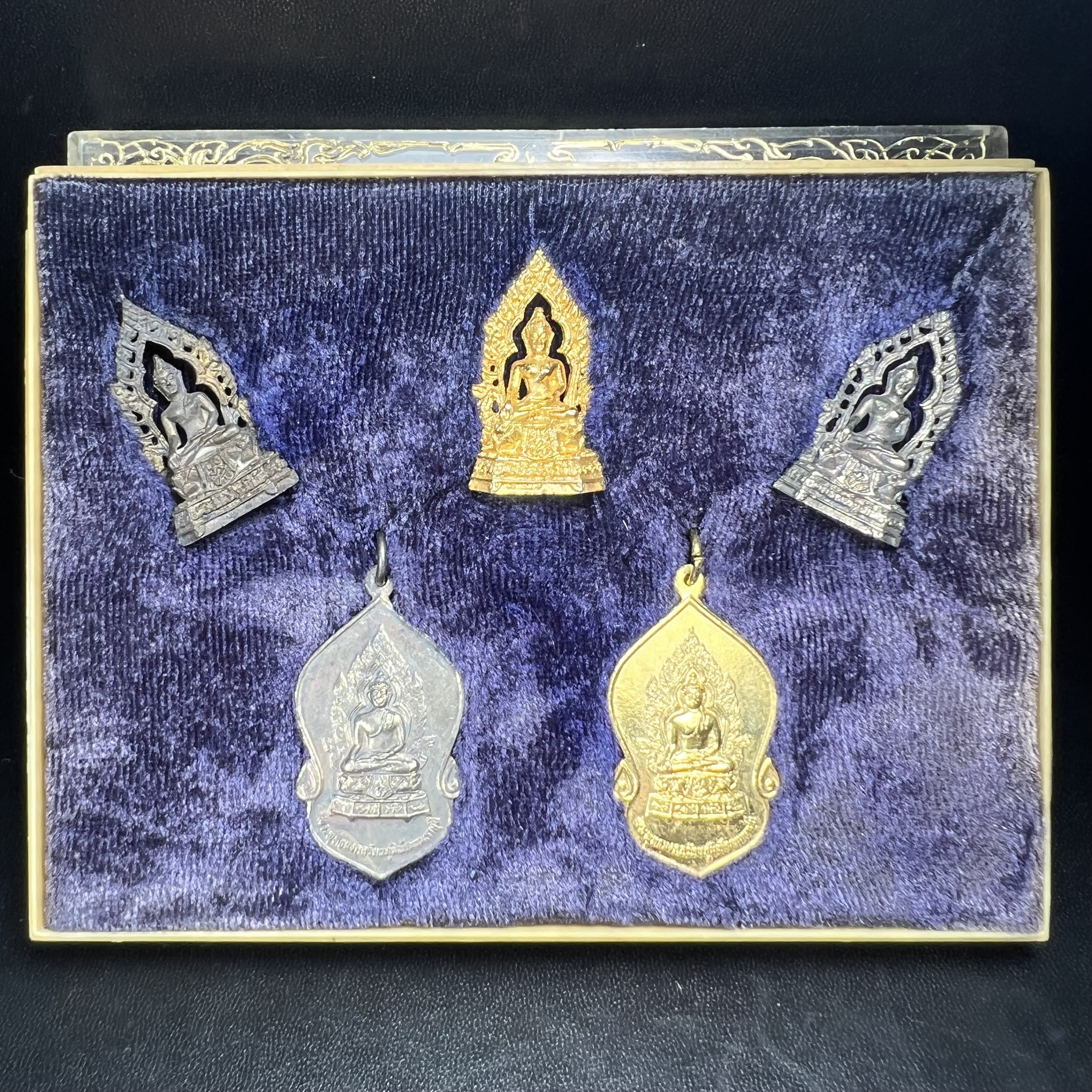 ชุดวัตถุมงคลพระพุทธมงคลรัตนภูมิพัฒนมหามุนี ภปร. วัดมงคลรัตนาราม วัดไทยในซานฟรานซิสโก สหรัฐอเมริกา ( Sanfrancisco USA.) ปี 2523(ชุดพิเศษกรรมการ 1 ชุด 5 รายการ)หายาก(พิธีใหญ่)หลวงปู่โต๊ะ วัดประดู่ฉิมพลี พร้อมเกจิอาจารย์ในยุคอีก ๑๐๘ รูปนั่งปรกอธิษฐานจิต