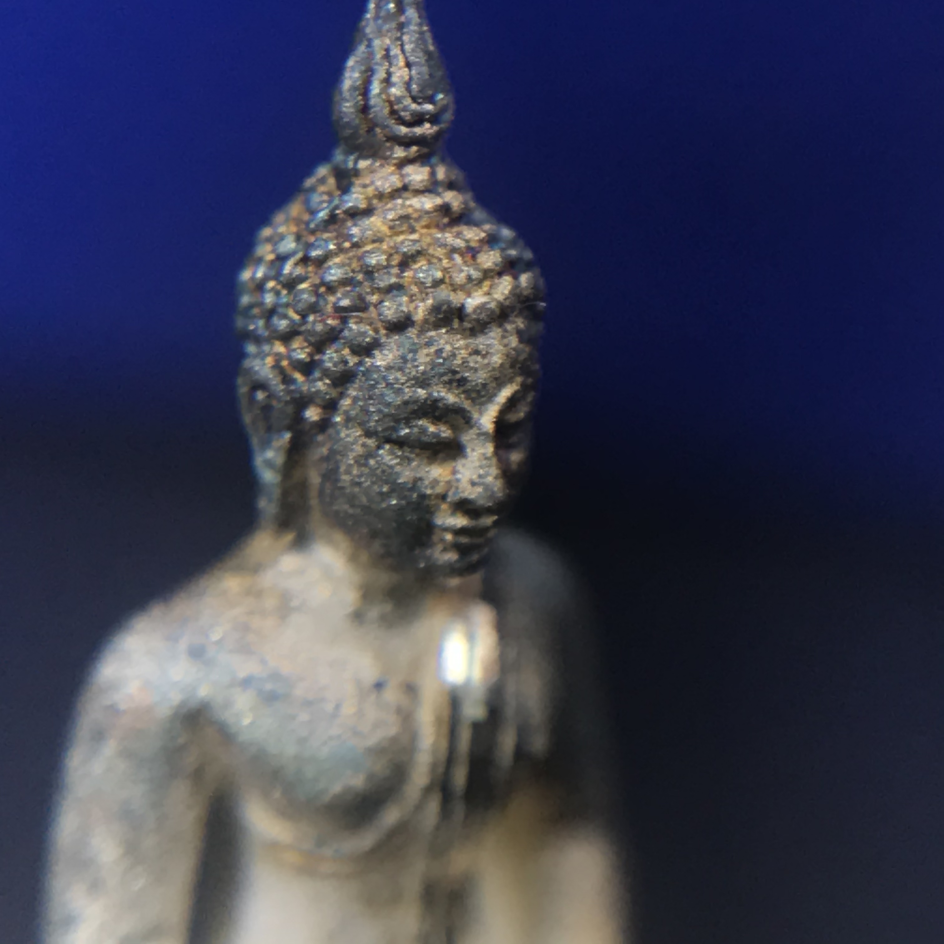 พระชัยวัฒน์พุทธสิหิงค์ ภปร. รุ่นสร้างหอพระธรรมศาสตร์ ปี2542 เนื้อเงิน(ผิวเดิม ขึ้นสีรุ้งธรรมชาติ แบบนิยม) มหาพิธี 3วาระอันยิ่งใหญ่