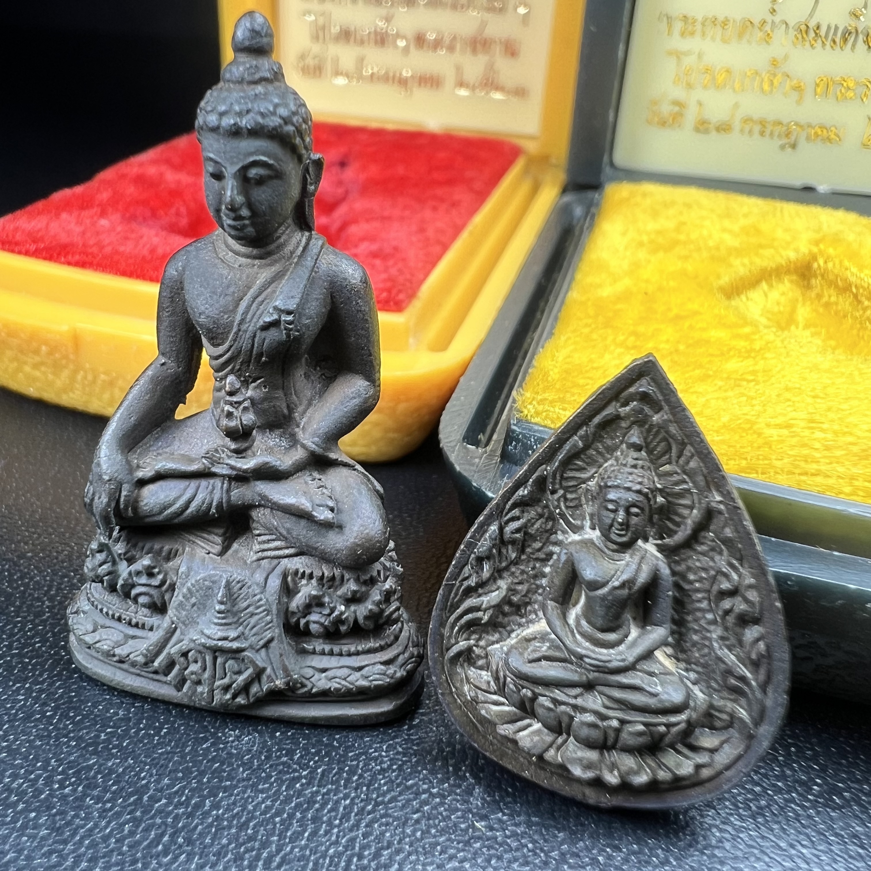 พระกริ่ง+พระหยดน้ำ มวก(รุ่นแรก)พระราชทาน ปี2523 วัดบวรนิเวศวิหาร เนื้อนวโลหะกล่องบรรจุเดิม(คัดสวยคมชัด เนื้อนวโลหะเข้มขลังตามแบบฉบับงานแกะแม่พิมพ์โดย นายช่างเกษม มงคลเจริญ แบบนิยม พร้อมกล่องบรรจุเดิม)(หลวงปู่โต๊ะร่วมปลุกเสก)