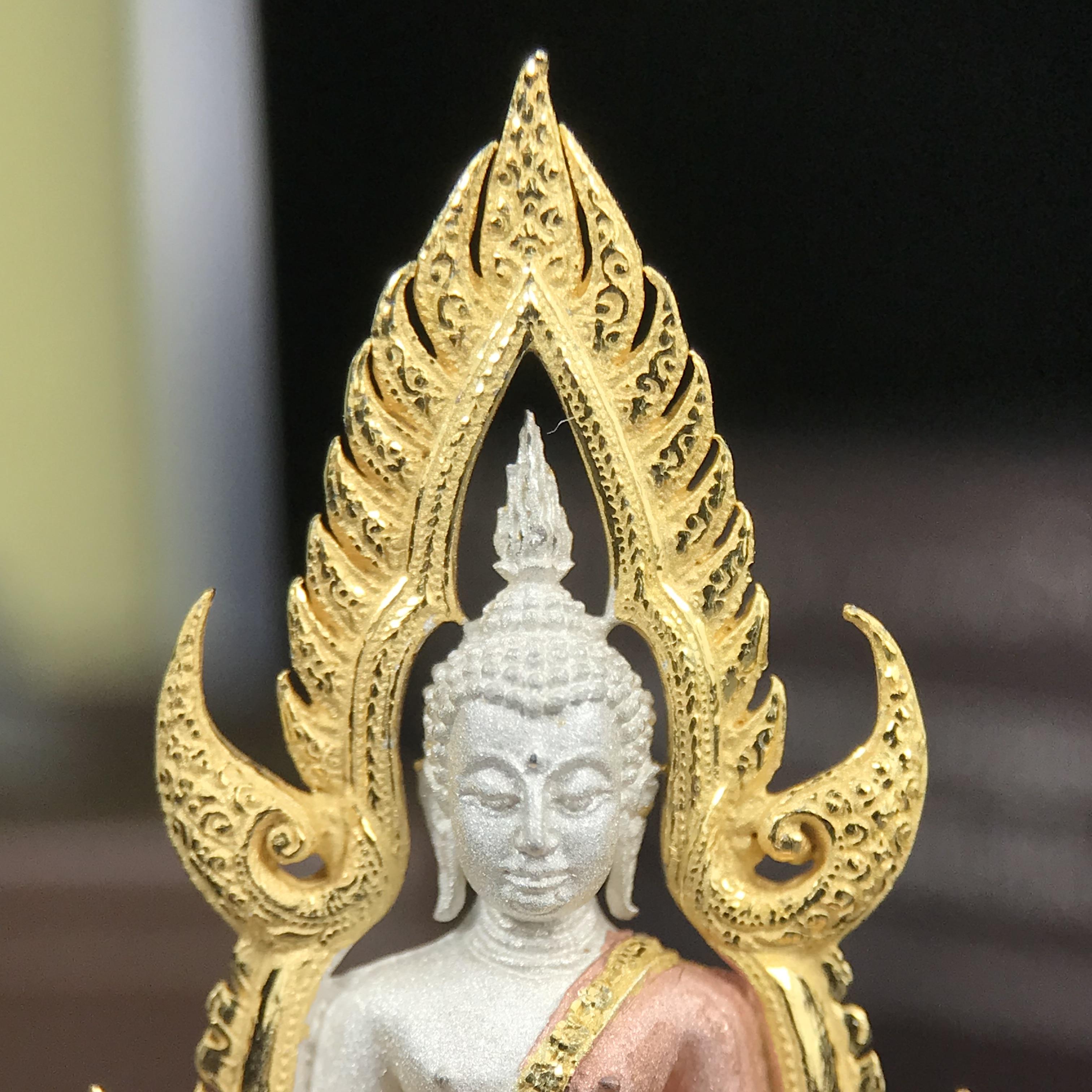 พระพุทธชินราช ภปร. โครงการ "เพราะแผ่นดินนี้ คือ แผ่นดินเกิด" ปี 2548(รุ่นแรก) ลอยองค์เนื้อเงินสามกษัตริย์ หน้าตัก 1/2 นิ้ว (ขนาด 3.5 x 2.5 ซม.) พุทธศิลป์งดงามทรงคุณค่า รุ่นยอดนิยม