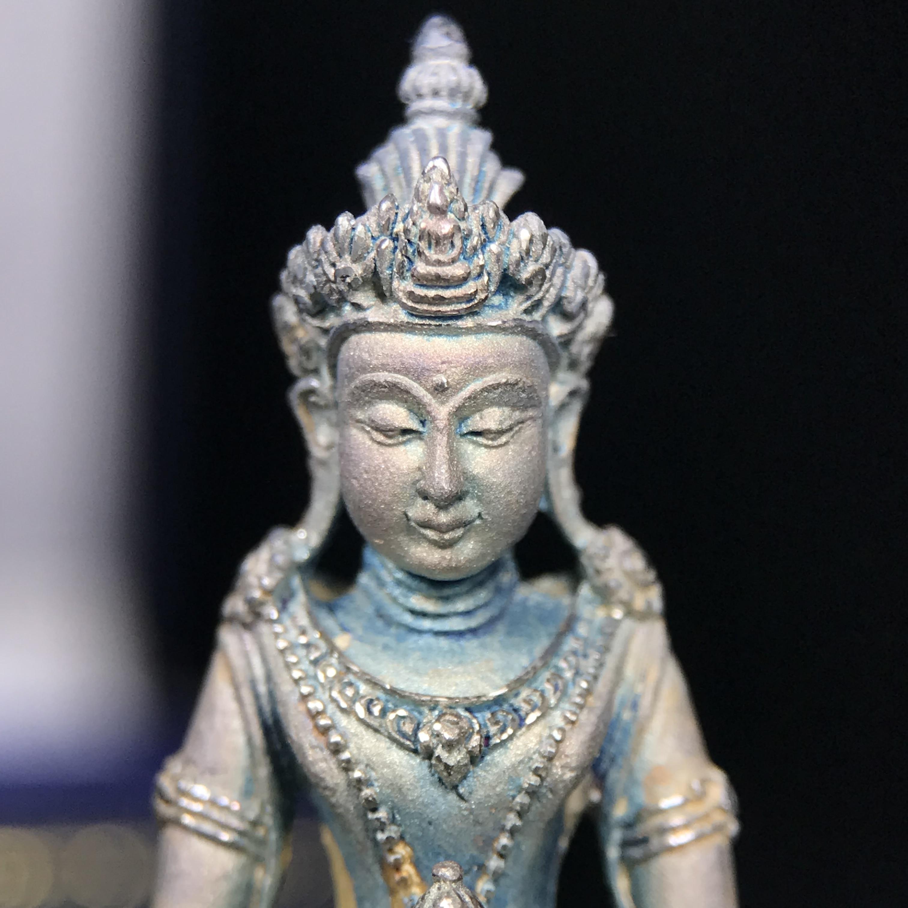 พระกริ่งอวโลกิเตศวร ( เจ้าแม่กวนอิม ) วัดโพธิ์แมนคุณาราม รุ่นอุดมโภคทรัพย์ ปี 2539 เนื้อเงินพ่นทราย(ผิวเดิม ขึ้นสีรุ้งธรรมชาติ แบบนิยม เสน่ห์ของพระเนื้อเงิน)(พร้อมกล่องบรรจุเดิม)(อีกหนึ่งรุ่นยอดนิยม พุทธศิลป์สวยงดงาม)หายาก 1 ใน 5000 องค์*องค์หมายเลข ๒๑๖๒*