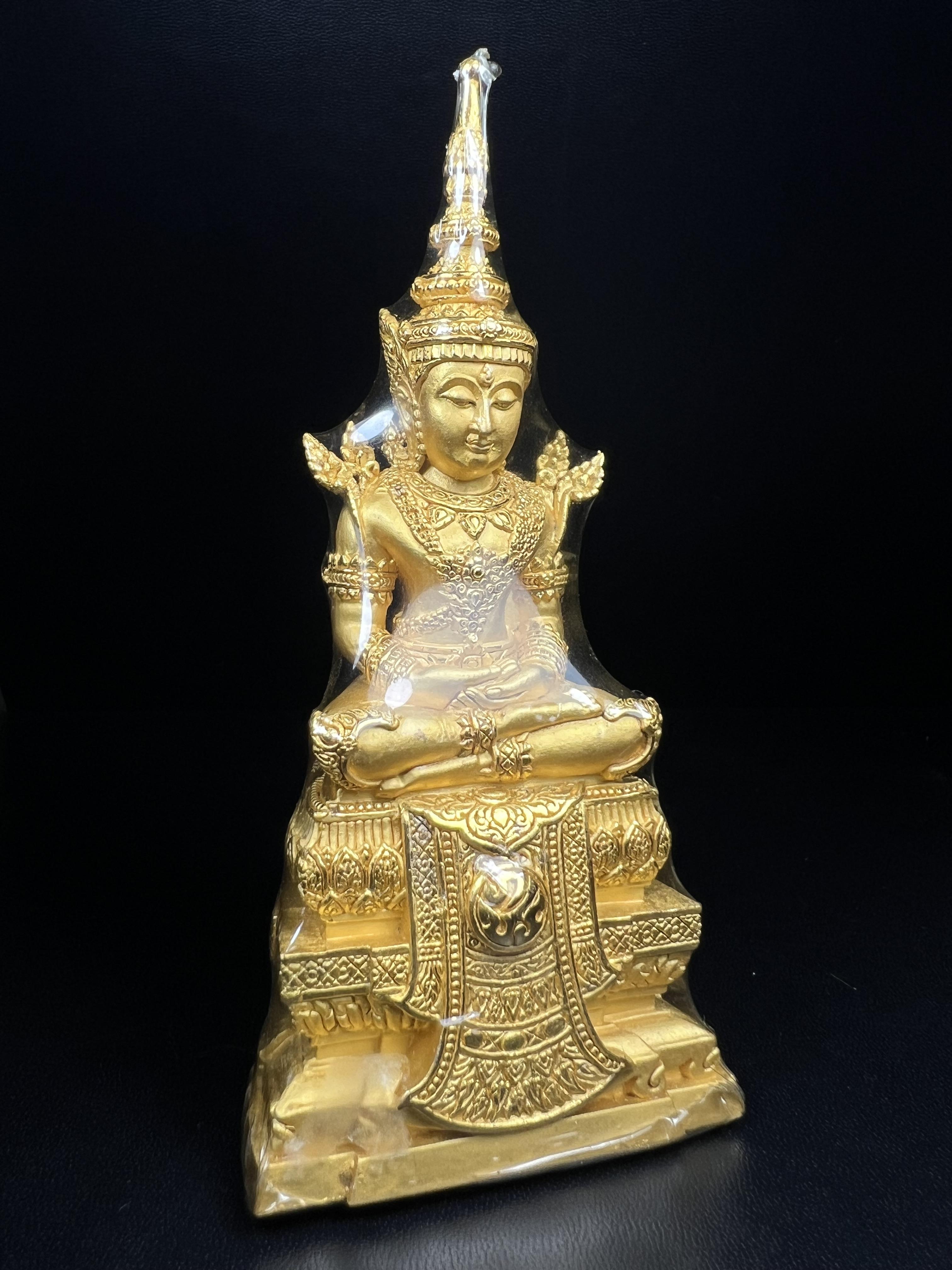 พระแก้วมรกต ภปร. ปี2547 จัดสร้างโดย โรงพยาบาลภูมิพลฯ กรมแพทย์ทหารอากาศ ขนาดบูชาหล่อลอยองค์หน้าตัก 2 นิ้ว เนื้อทองคำบริสุทธิ์ 99.99% องค์พระซีนเดิมสวยคงสภาพเดิม(สวยงามและหายากมาก)(1ใน 1000 องค์)