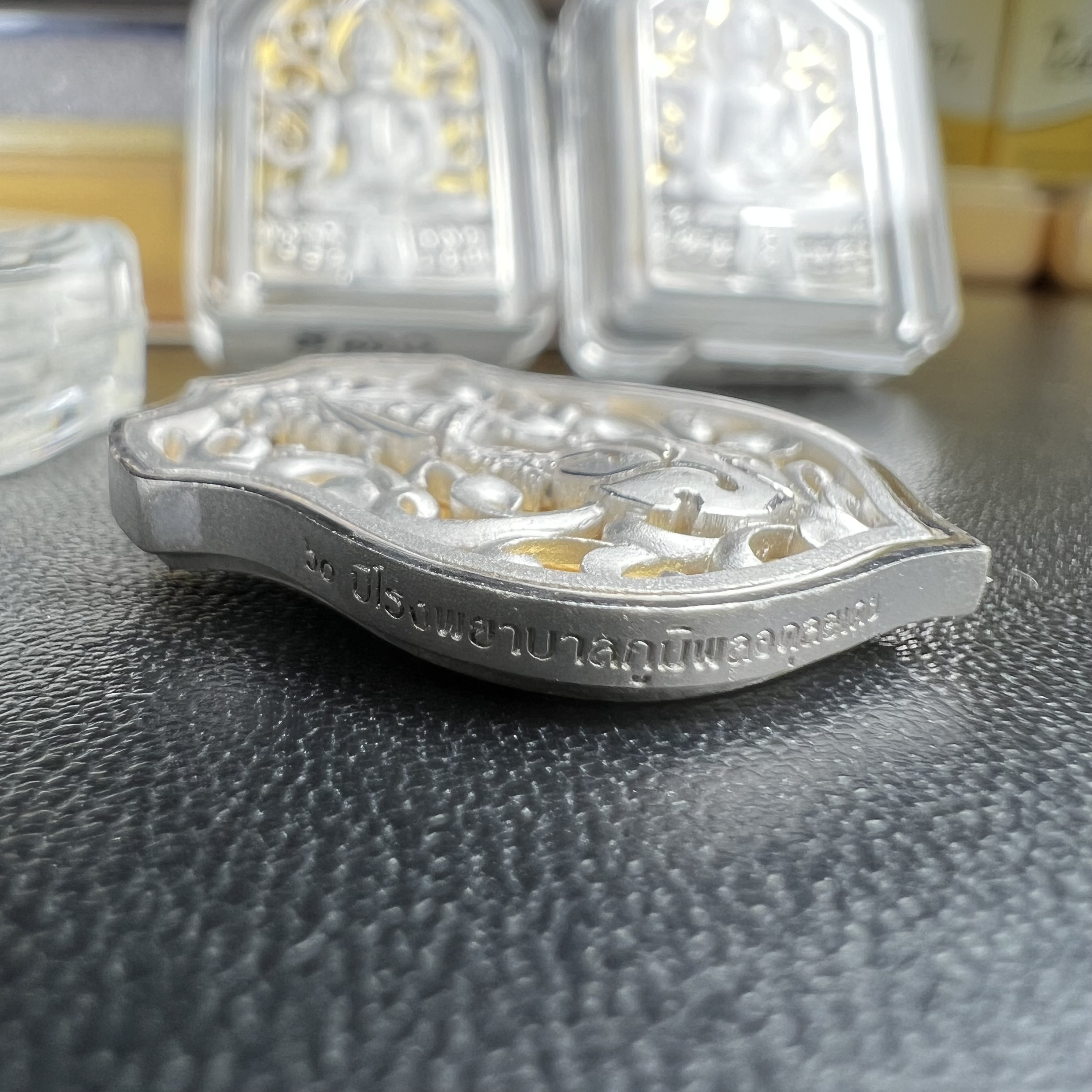 พระพุทธรูปคุ้มเกล้าฯ ภปร.(ใต้ร่มพระบารมี คุ้มเกล้า) 60ปี รพ.ภูมิพลฯ พ.ศ.2552 เหรียญเนื้อเงิน ชุบทองคำขาว(พิมพ์ รูปอาร์ม+รูปใบมะขาม+รูปห้าเหลี่ยม)(1ชุด 3 พิมพ์ ครบทุกแบบที่จัดสร้าง)1 ใน 5000 เหรียญ ครบชุดหายาก