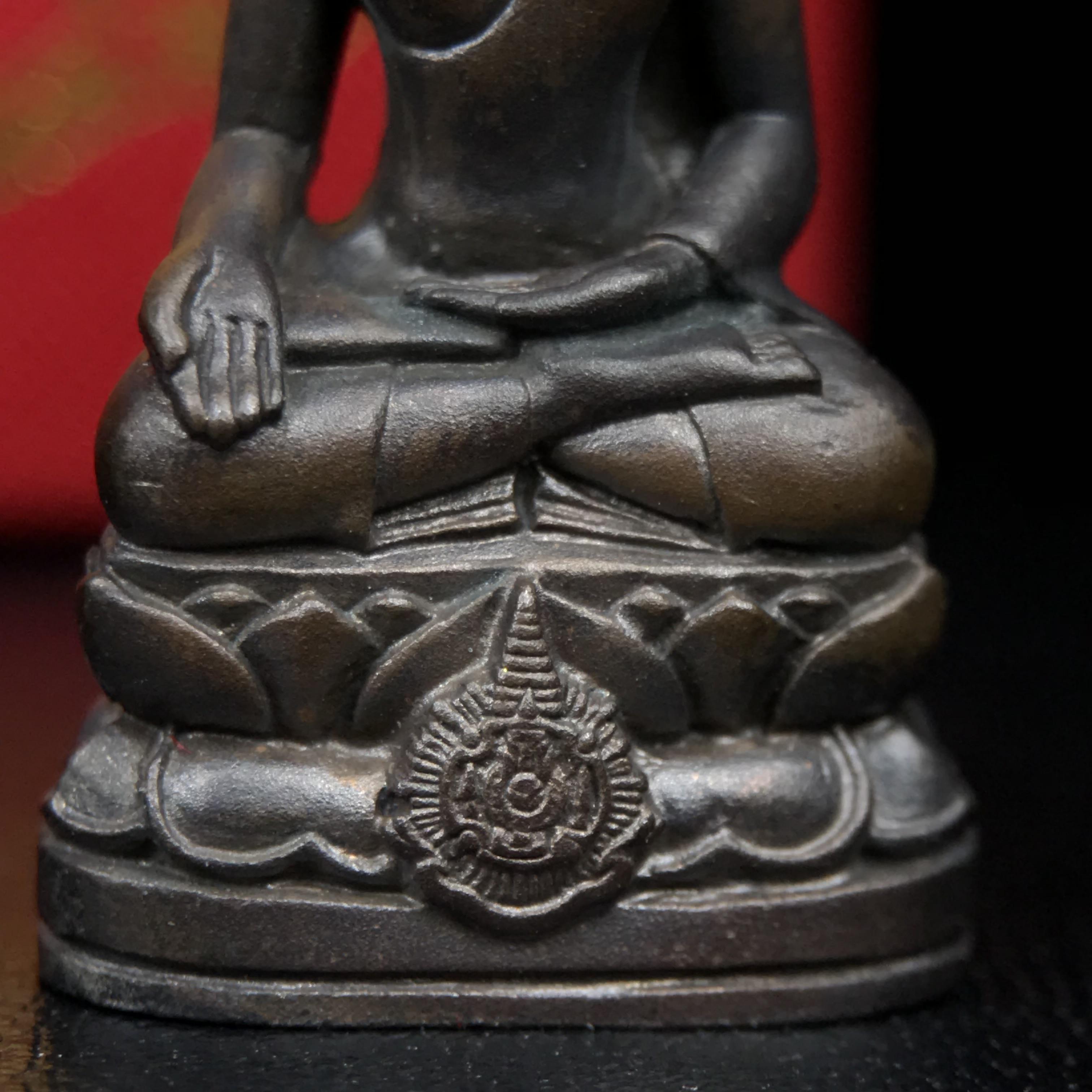 พระกริ่งไพรีพินาศ บรรจุเหล็กไหล ครั้งแรกและครั้งเดียวในประวัติศาสตร์ เฉลิมพระเกียรติ พระบาทสมเด็จพระเจ้าอยู่หัวรัชกาลที่9 พระชนมพรรษา 6 รอบ ปี2542 เนื้อนวโลหะผสมทองคำ(บรรจุเหล็กไหล)ดีนอก-ดีใน พิธีใหญ่ มวลสารเด่น(หายาก พิเศษกรรมการ ตอก 2 โค๊ต พบเจอน้อยมาก)