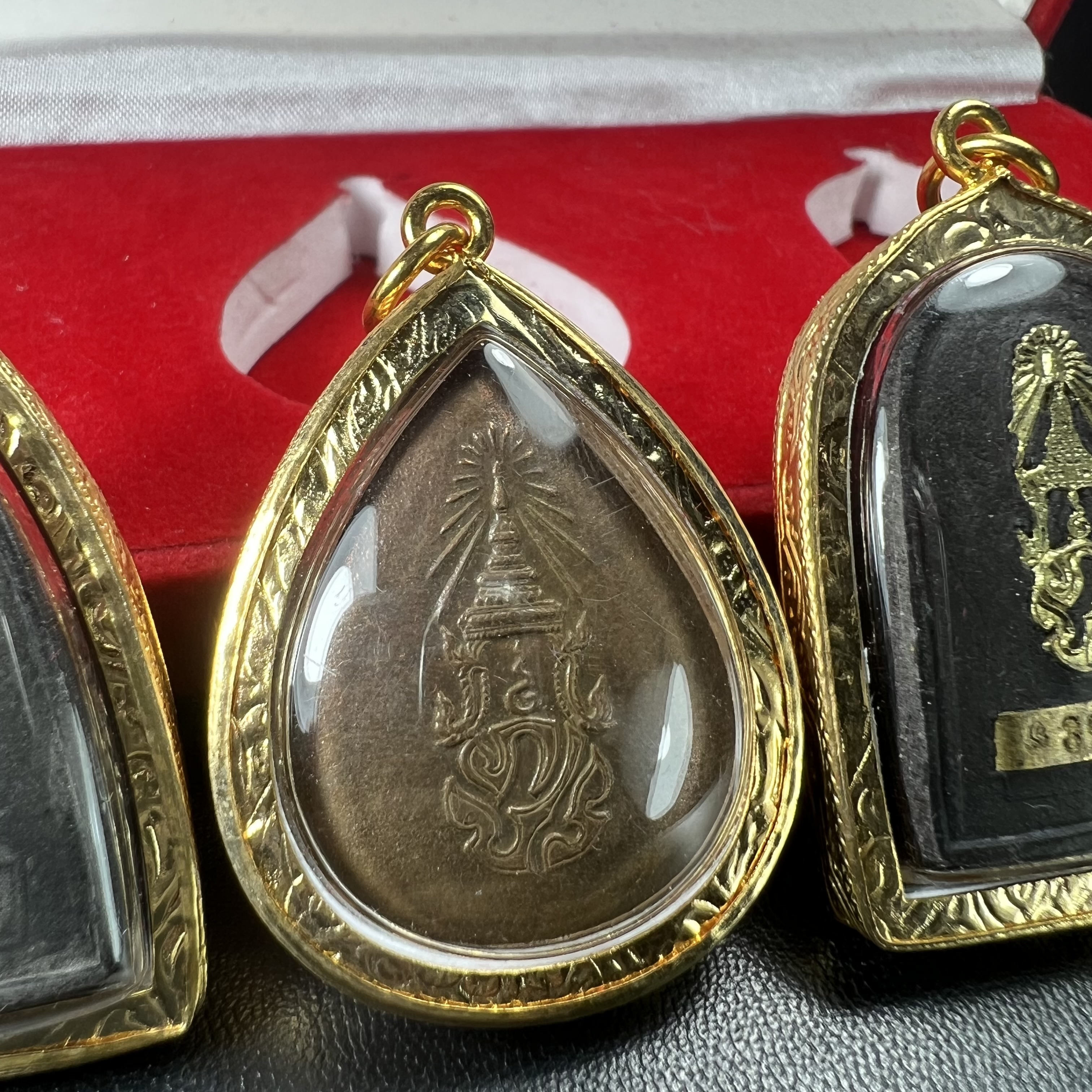 พระชุดของขวัญ 3 องค์ พระหลวงปู่ทวด ภปร. ทรงกลีบบัวและกลีบขนุนพร้อมเหรียญพระพุทธสิงหธรรมมงคล ปี 2547 (ชนวนเก่า)เนื้อว่านด้านหลังมี ภปร. เป็นโลหะผสมสูง 3.3ซม.พิธีใหญ่ มวลสารดี ปลุกเสกวัดพระแก้ว(งานเลี่ยมกรอบเดิมจากผู้จัดสร้างห่อหุ้มด้วยทองนพเกล้า)