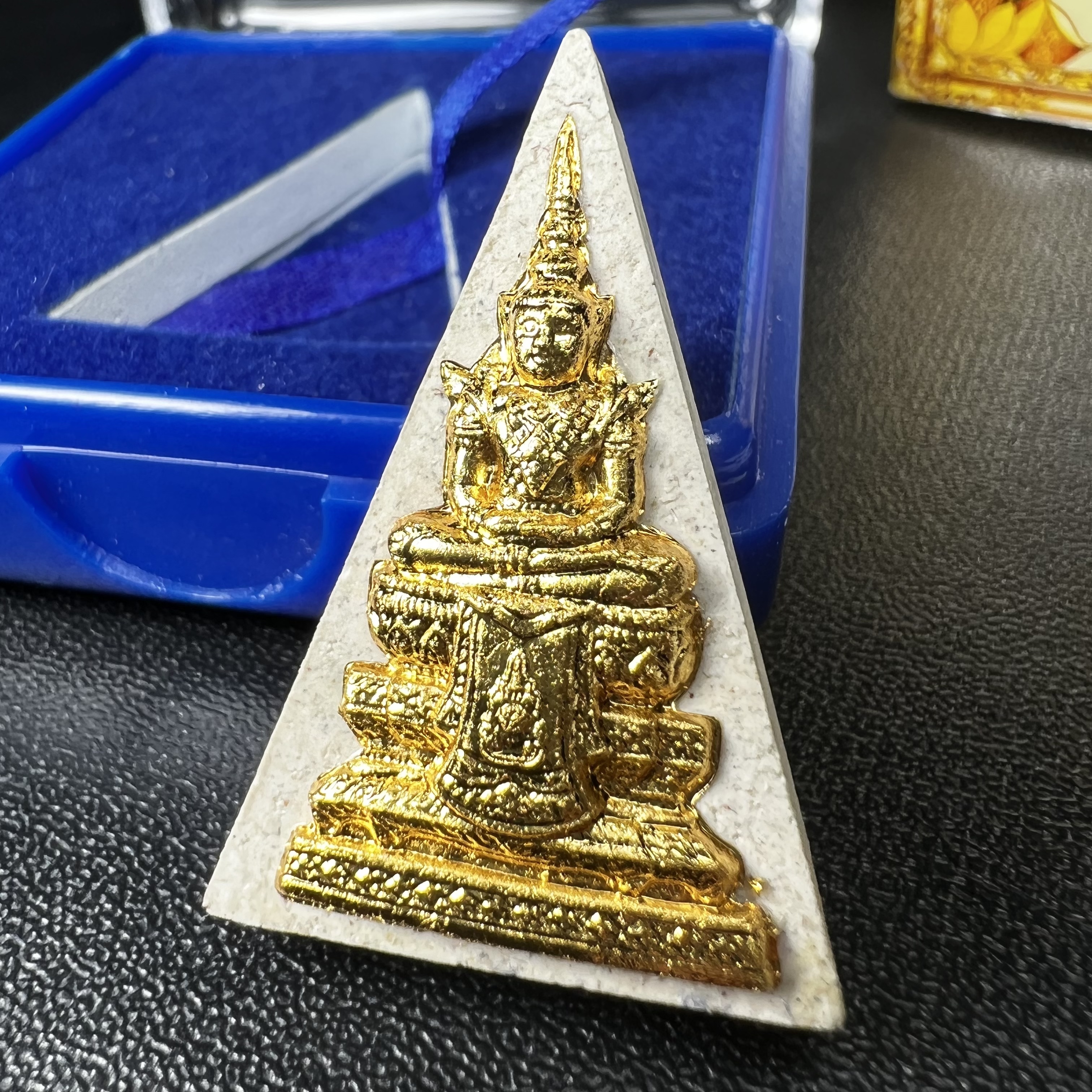 พระแก้วมรกต(จำลอง)ทรงเครื่องฤดูร้อน พระผงบูชา ด้านหน้าปิดทอง ด้านหลังตราสัญลักษณ์ฉลองสิริราชสมบัติครบ 60ปี เนื้อเงิน(รุ่นนี้ได้พระราชทานเส้นพระเจ้า(เส้นผม)รัชกาลที่9ในการจัดสร้าง)