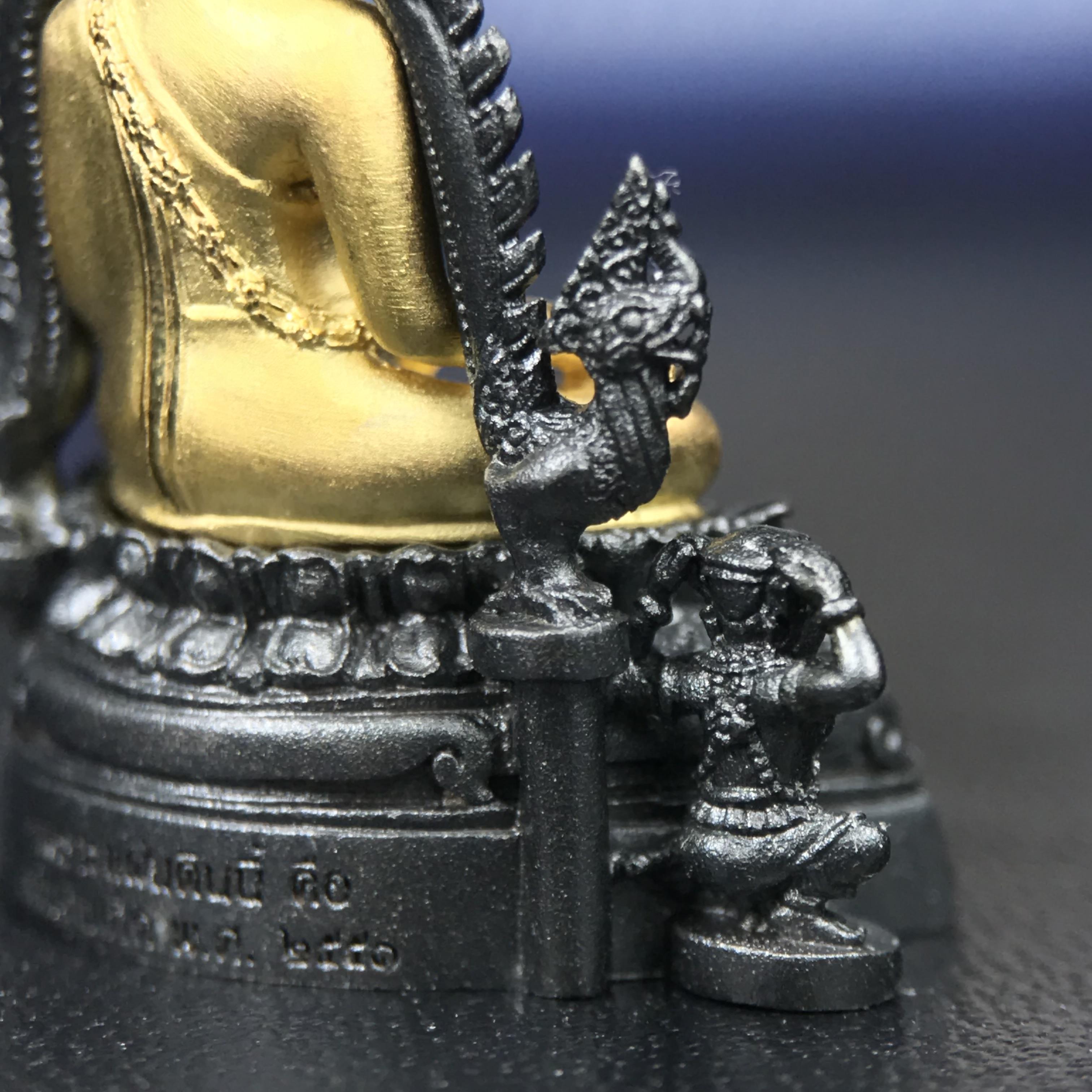 พระพุทธชินราช ภปร. โครงการ เพราะแผ่นดินนี้คือแผ่นดินเกิด เนื้อเงินชุบทองคำซุ้มรมดำ ปี2551 ขนาดหน้าตัก1/2นิ้ว(3.5*2.5 ซม.)ประกอบพิธี ณ พระอุโบสถ วัดพระศรีรัตนศาสดาราม(วัดพระแก้ว)และพระวิหารวัดพระศรีรัตนมหาธาตุวรมหาวิหาร(จ.พิษณุโลก)(สวยงามหายาก)1ใน5000องค์