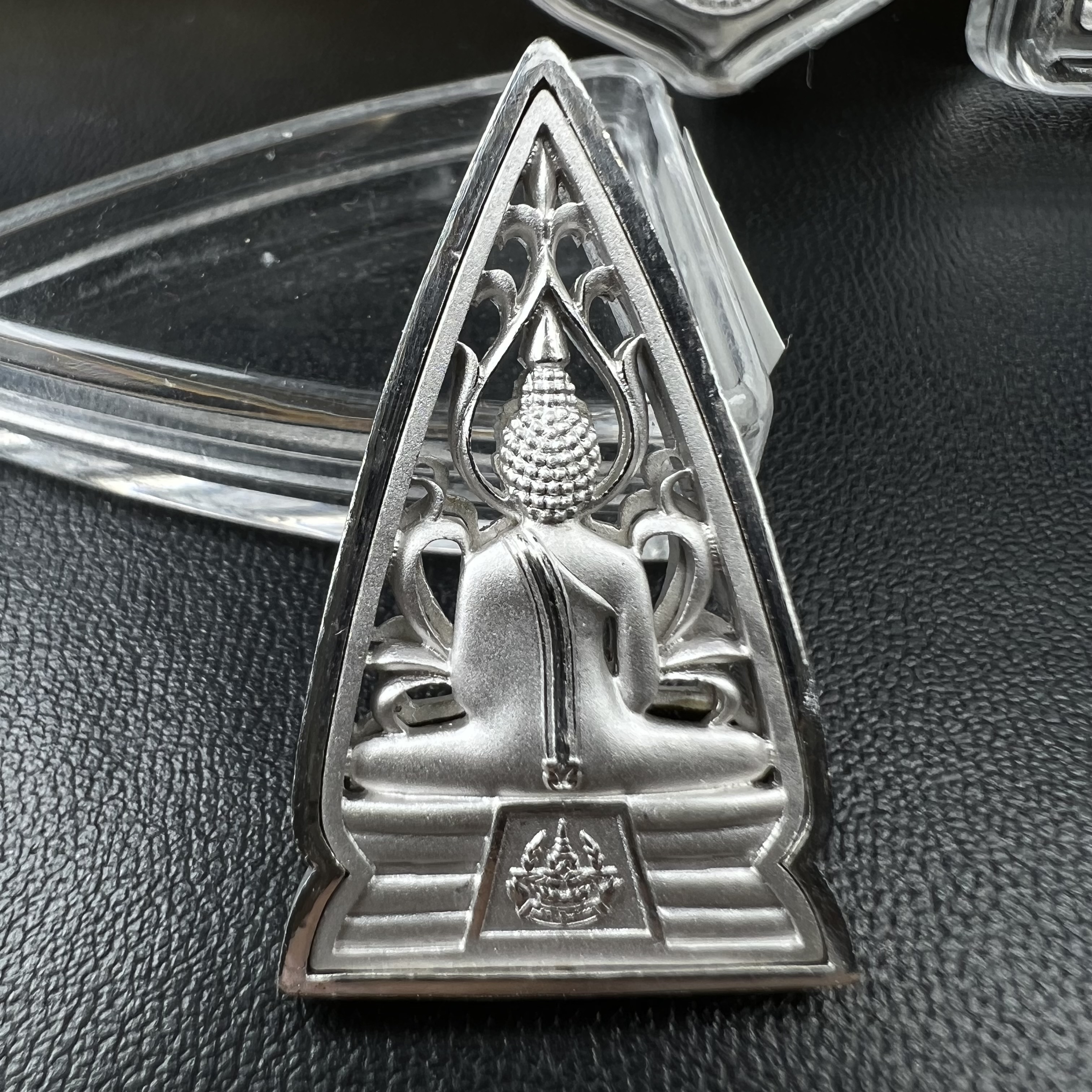 พระพุทธโสธร คุ้มเกล้าฯ ภปร.(ใต้ร่มพระบารมี คุ้มเกล้า) 60ปี รพ.ภูมิพลฯ พ.ศ.2552 เหรียญเนื้อเงิน ชุบทองคำขาว(พิมพ์ รูปอาร์ม+รูปใบมะขาม+รูปห้าเหลี่ยม+รูปสามเหลี่ยม)(1ชุด 4 พิมพ์ ครบทุกแบบที่จัดสร้าง)1 ใน 3000 เหรียญ ครบชุดหายาก