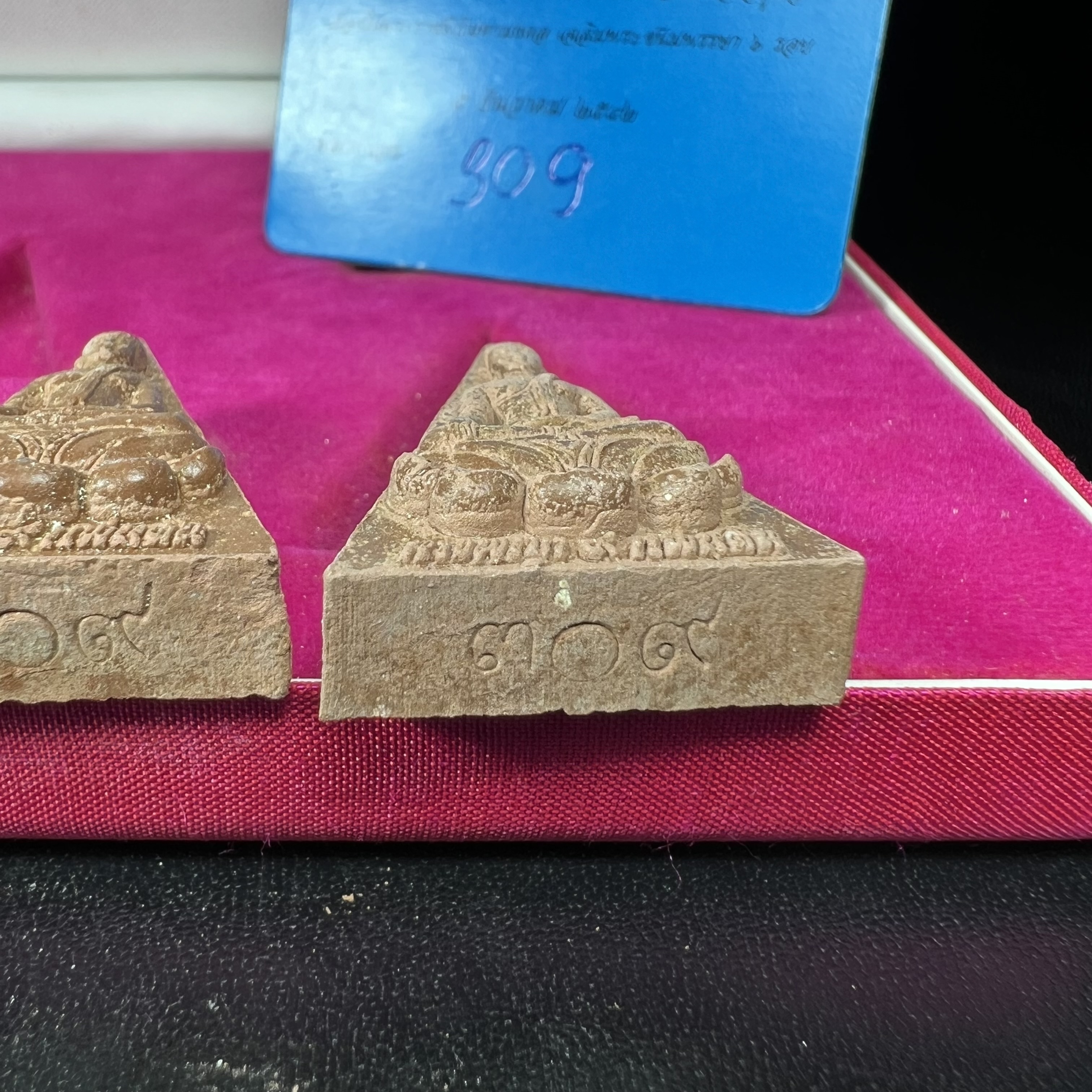 พระสมเด็จนางพญา 9 แผ่นดิน ชุด เบญจรัตนคุณ วัดอรุณราชวราราม จัดสร้างเนื่องในพระราชพิธีมหามงคลรัชกาลที่ 9 เฉลิมพระชนมพรรษา 6 รอบ 5 ธันวาคม 2542 ชุด เบญจรัตนคุณ ชุดหมายเลข ๓๐๙ (ชุดพิเศษพิมพ์กรรมการ 1 ใน 1000 ชุด)หายาก