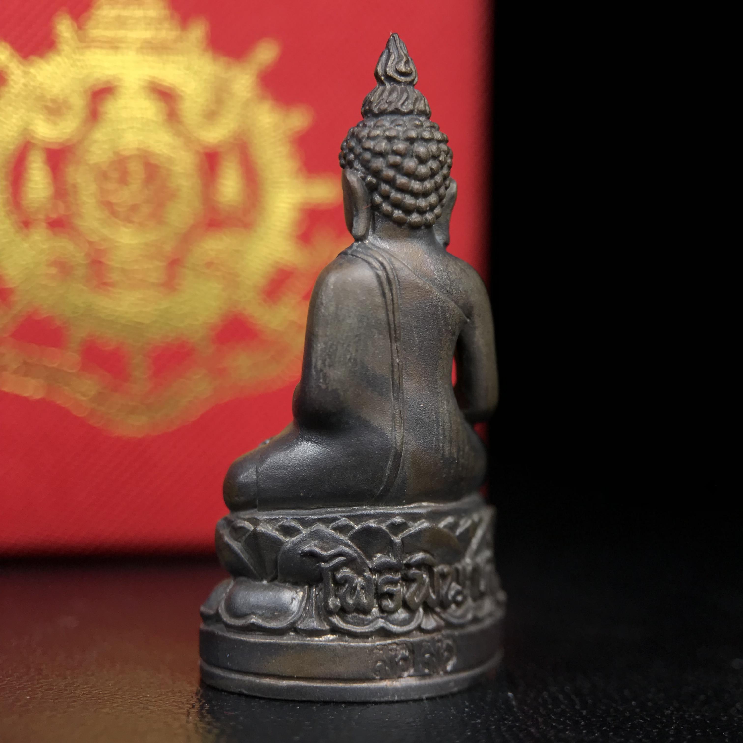 พระกริ่งไพรีพินาศ บรรจุเหล็กไหล ครั้งแรกและครั้งเดียวในประวัติศาสตร์ เฉลิมพระเกียรติ พระบาทสมเด็จพระเจ้าอยู่หัวรัชกาลที่9 พระชนมพรรษา 6 รอบ ปี2542 เนื้อนวโลหะผสมทองคำ(บรรจุเหล็กไหล)ดีนอก-ดีใน พิธีใหญ่ มวลสารเด่น(หายาก พิเศษกรรมการ ตอก 2 โค๊ต พบเจอน้อยมาก)