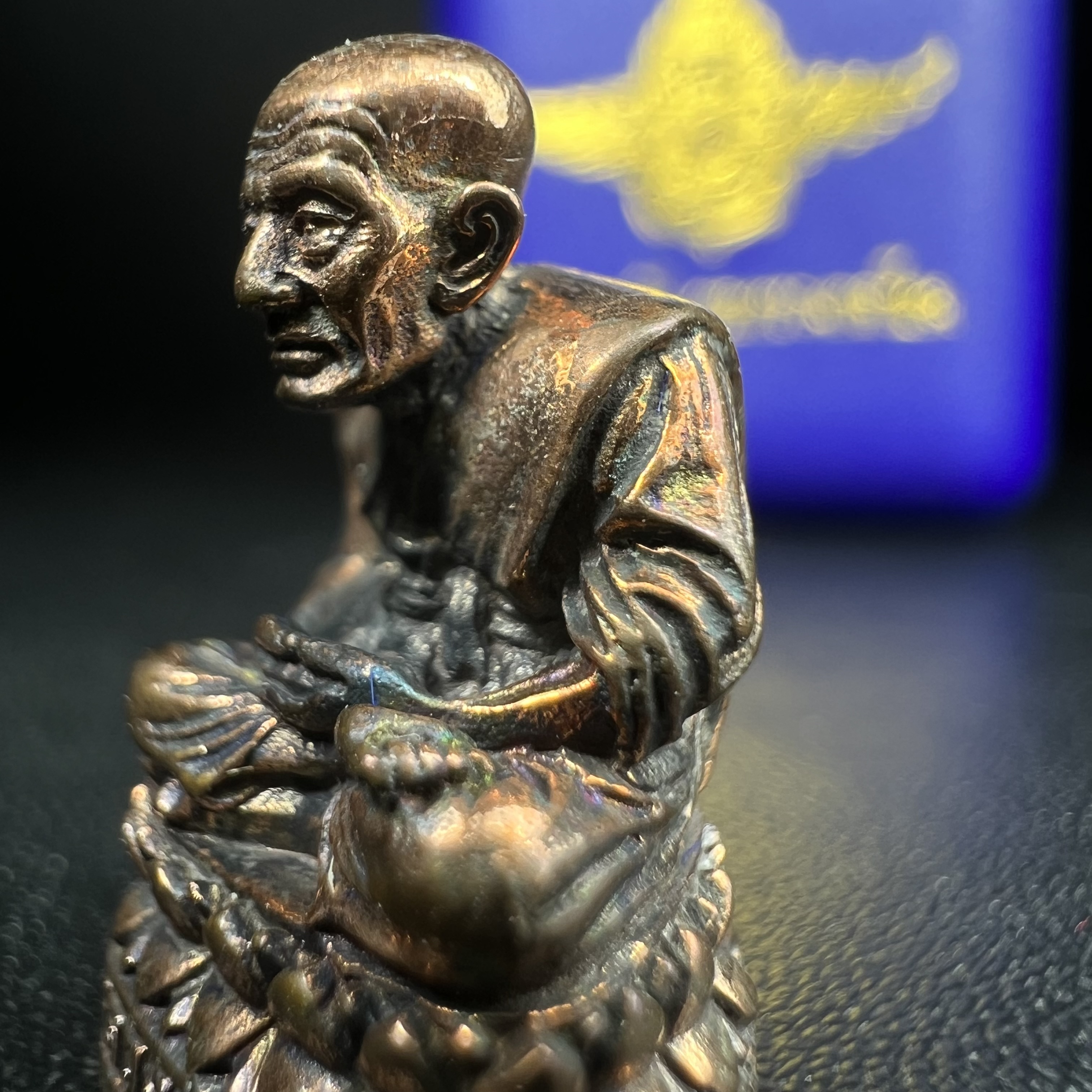 รูปเหมือนหล่อลอยองค์หลวงปู่ทวด รุ่น 111ปี กระทรวงกลาโหม เนื้อนวโลหะรมดำ-ปัดเงา ปี2540 พิธีใหญ่ เข้มขลัง นิยม พร้อมกล่องบรรจุเดิม(คัดสภาพสวยผิวเทพๆผิวรุ้งๆ)ทั้งพิธีทั้งพุทธศิลป์ทรงคุณค่าอีกหนึ่งรุ่นยอดนิยม