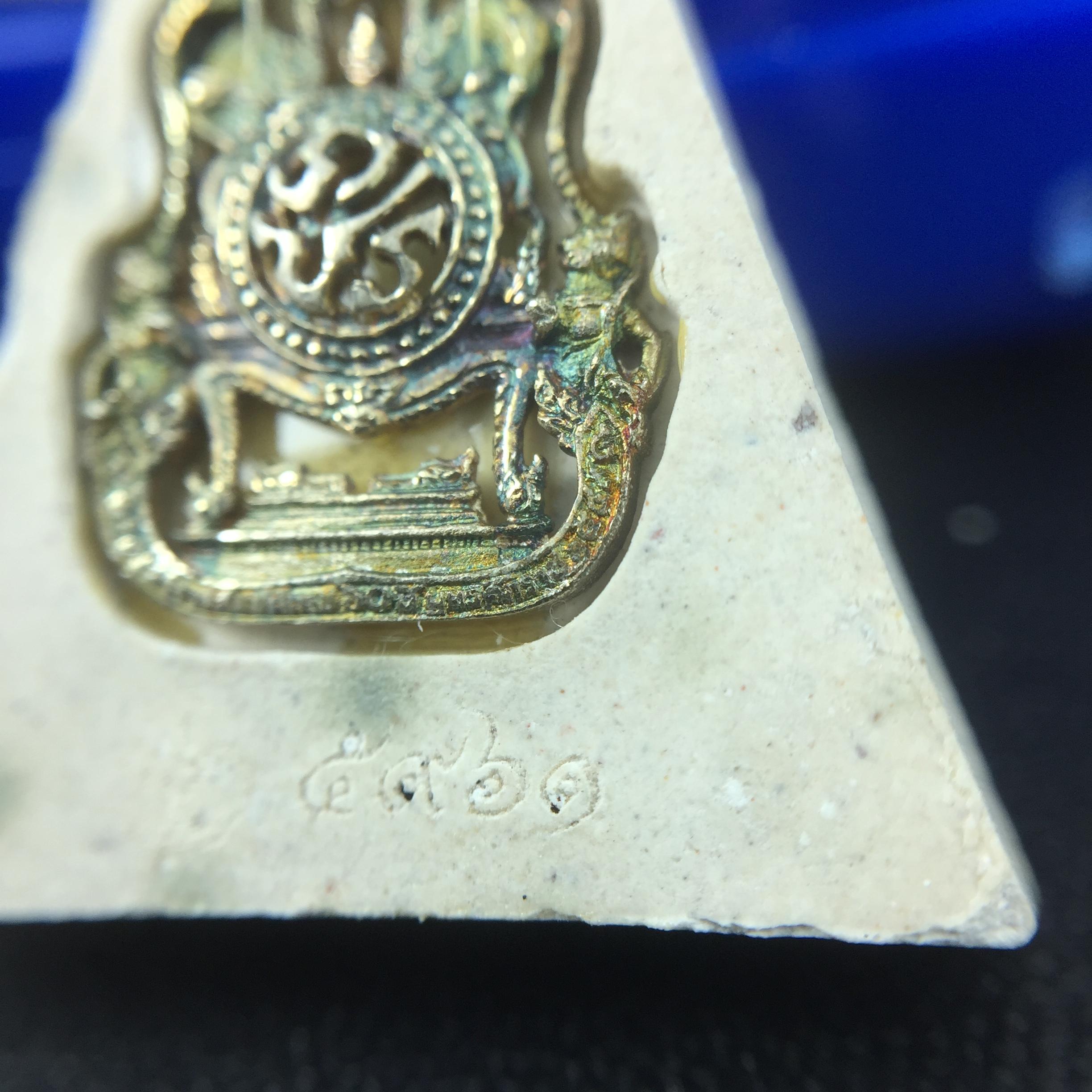 พระแก้วมรกต(จำลอง)ทรงเครื่องฤดูร้อน พระผงบูชา ด้านหน้าปิดทอง ด้านหลังตราสัญลักษณ์ฉลองสิริราชสมบัติครบ 60ปี เนื้อเงินขึ้นสีรุ้งธรรมชาติสร้างสรรค์งดงาม(รุ่นนี้ได้พระราชทานเส้นพระเจ้า(เส้นผม)รัชกาลที่9ในการจัดสร้าง)