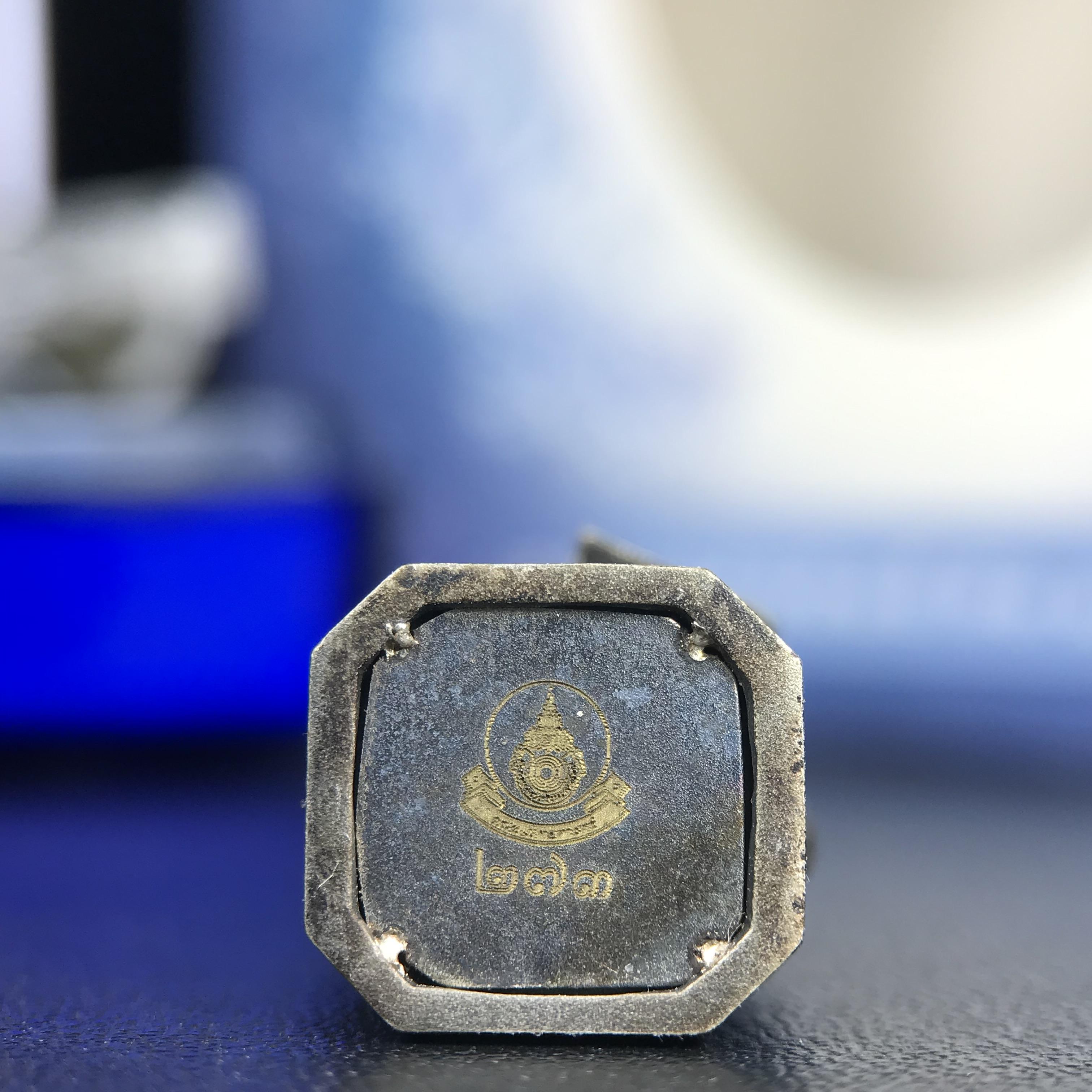 พระบรมรูปพระบาทสมเด็จพระเจ้าอยู่หัวรัชกาลที่ 9(ทรงงาน) ภปร. รุ่นเพราะแผ่นดินนี้คือแผ่นดินเกิด ปี 2551 ขนาดสูง 1 นิ้ว เนื้อบรอนซ์ชุบเงินรมดำ(ด้านหน้า ฐานพระบรมรูปฯ ประดิษฐานอักษรพระปรมาภิไธย ภ.ป.ร.)นิยมหายาก***รุ่นตรา ภปร. พบเจอน้อยมาก****