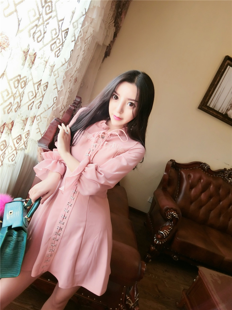 ชุดเดรสสั้นสีชมพูผ้าชีฟอง+ผ้าโพลีเอสเตอร์แขนยาว ทรงปล่อยสวยสดใส