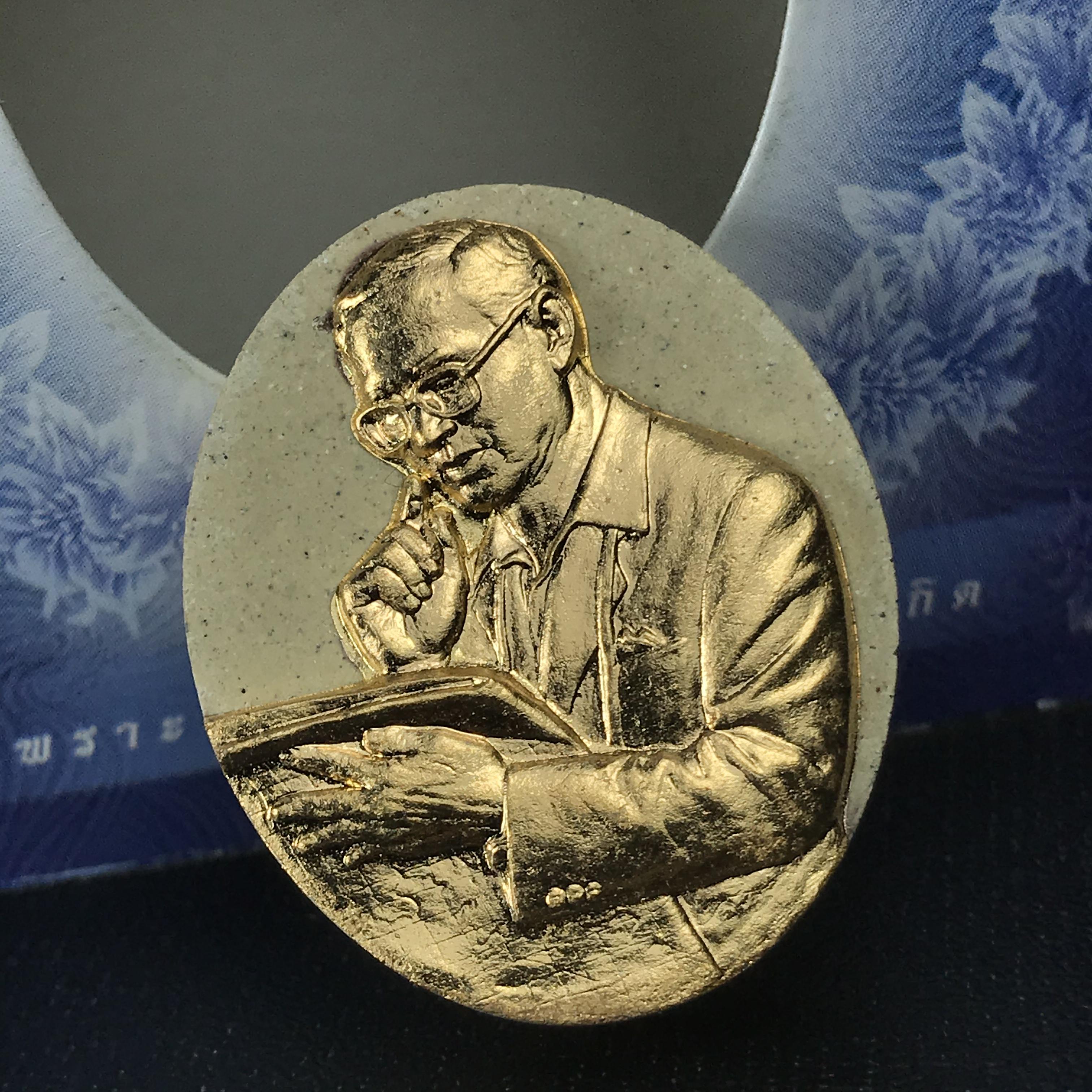 รูปหล่อพระบาทสมเด็จพระเจ้าอยู่หัว(ทรงงาน) ภปร. โครงการ เพราะแผ่นดินนี้คือแผ่นดินเกิด ปี2551 เนื้อผง ด้านหน้าปิดทอง หลัง ภ.ป.ร. ปิดทอง (มวลสารพระราชทานเส้นพระเจ้า (เส้นผม) ของพระบาทสมเด็จพระเจ้าอยู่หัวรัชกาลที่9