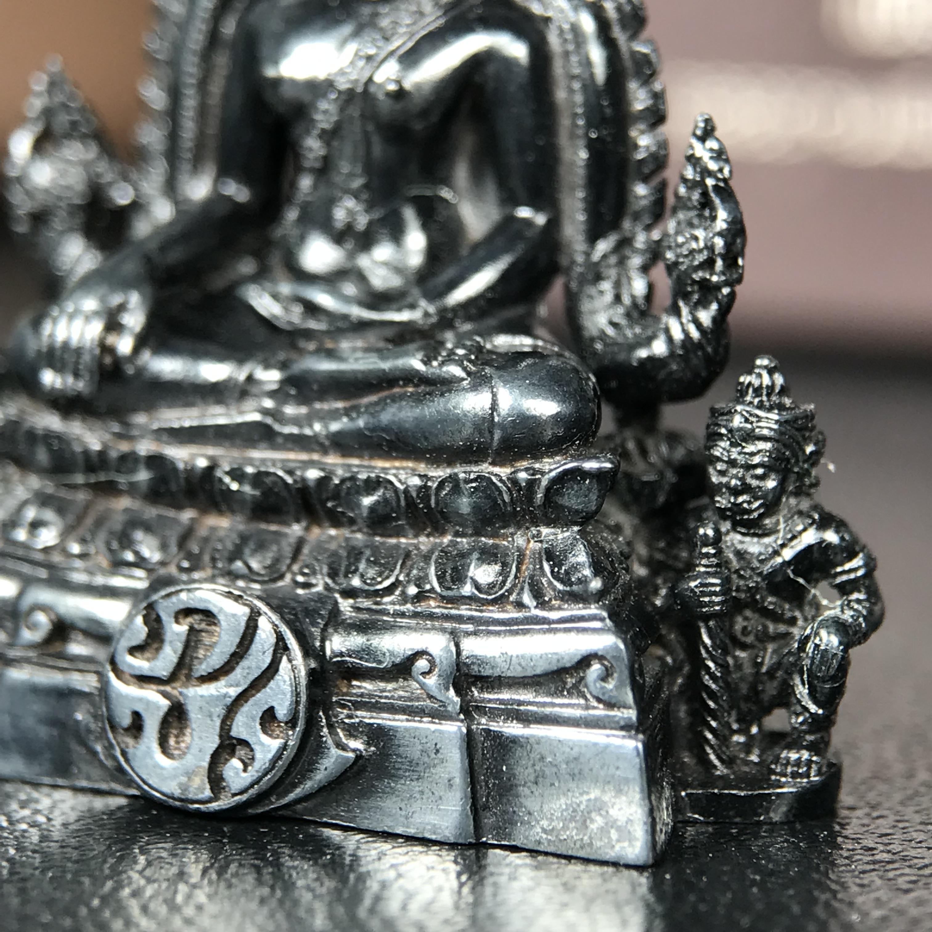 พระพุทธชินราช ภปร. โครงการ "เพราะแผ่นดินนี้ คือ แผ่นดินเกิด" ปี2548(รุ่นแรก) ลอยองค์ หน้าตัก 1/2 นิ้ว(ขนาด 3.5 x 2.5 ซม.) เนื้อเงินรมดำ(พุทธศิลป์จำลองเมื่อครั้งลอกทอง ครั้งที่3 เมื่อปี2547 ร้อยปีจะมีสักครั้ง "พระพุทธชินราชองค์ดำ")