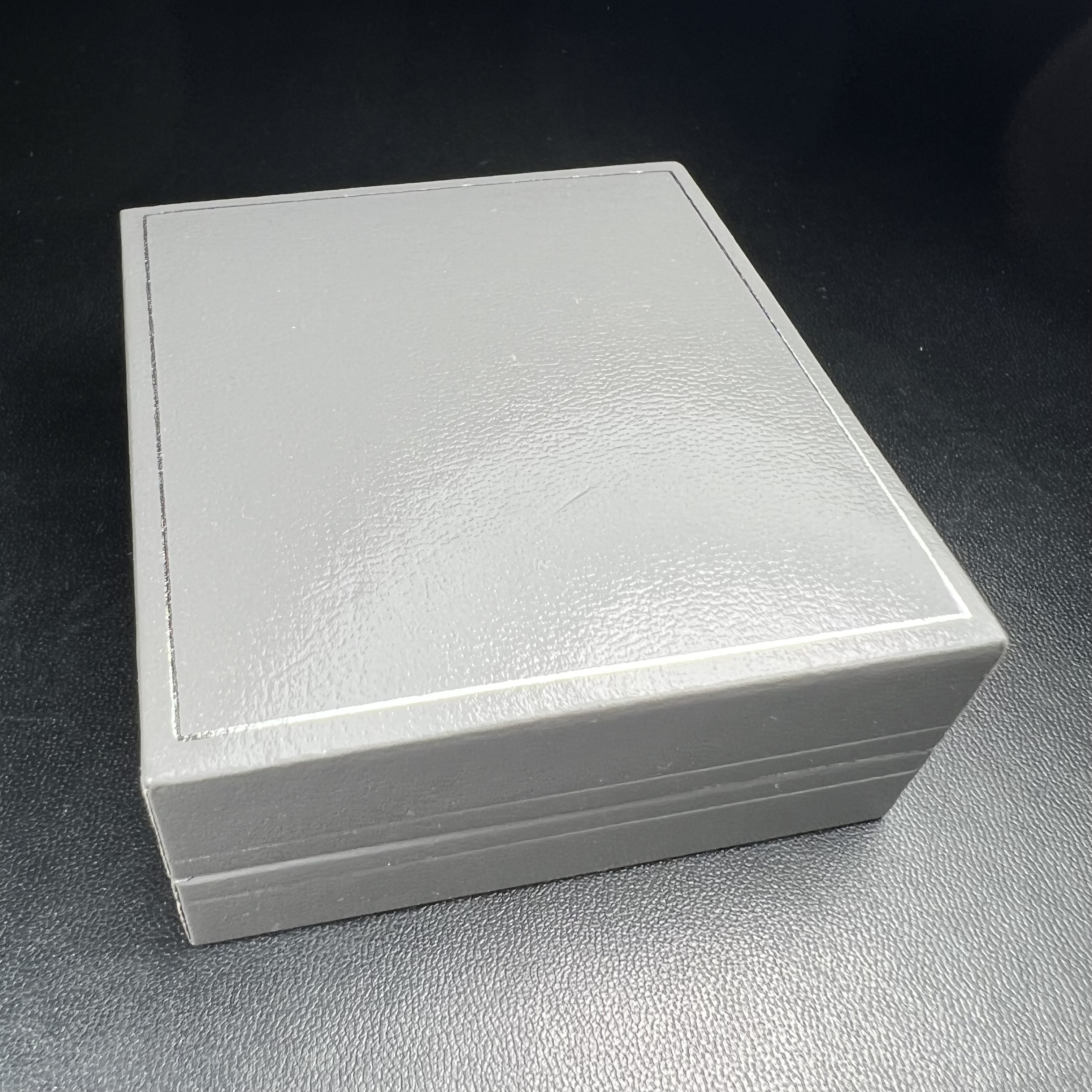 เหรียญพระพุทธโสธร รุ่นนานาชาติ(รุ่นแรก) วัดโสธรวรารามวรวิหาร ปี 2537 พิมพ์โสธรสองหน้า เนื้อเงินขัดเงา ขนาด 3.2 มม. จากโรงงานกษาปณ์เพิร์ธ ประเทศออสเตรเลีย(PERTH MINT AUSTRALIA) อันโด่งดังระดับโลก สภาพสวยพร้อมกล่องเดิมครบสมบูรณ์ (1 ใน 5000 เหรียญ)