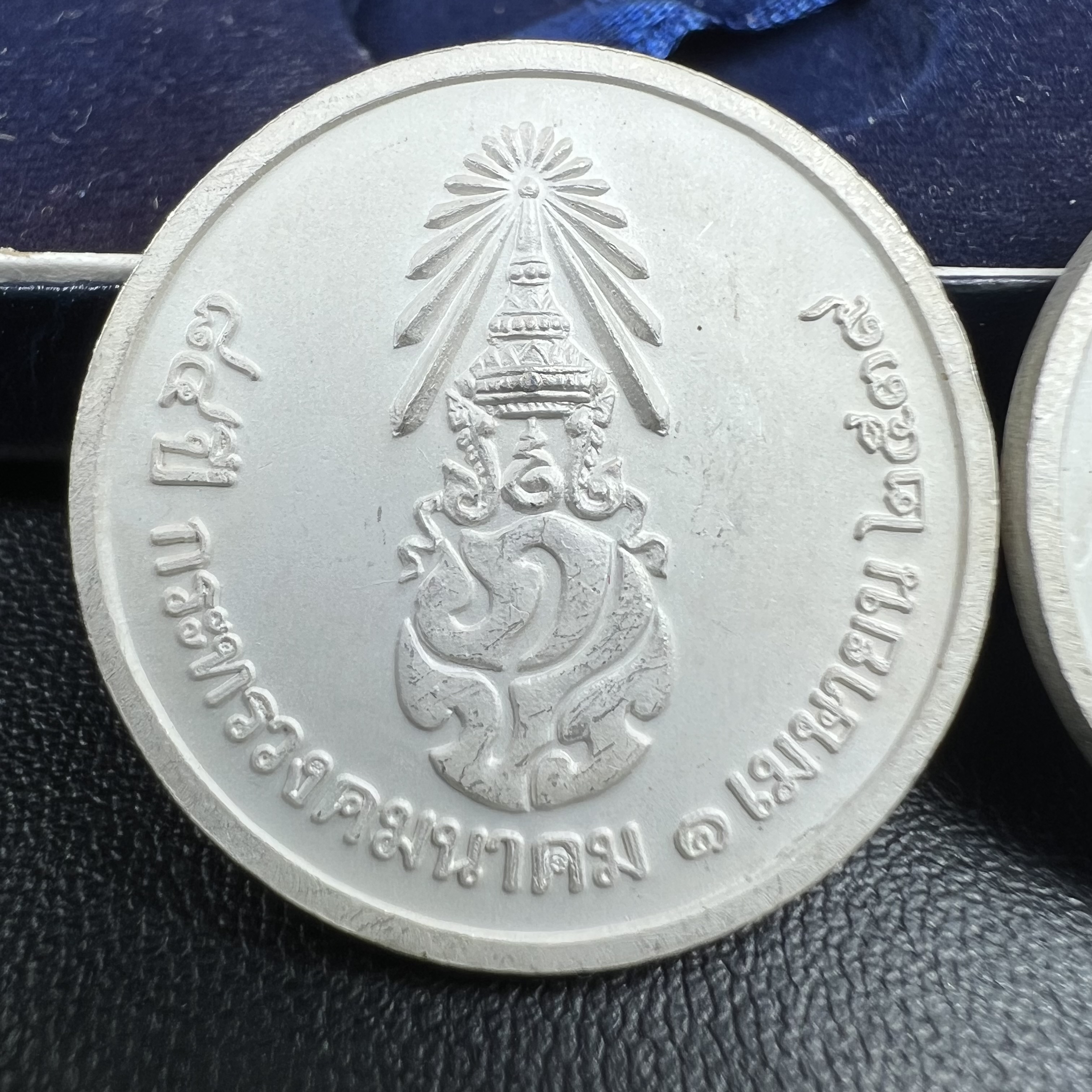 พระพุทธคมนาคมบพิธ (พระพุทธสิหิงค์จำลอง)(พระพุทธรูปประจำกระทรวงคมนาคม) หลังตรา ภปร. ครบรอบ 84 ปี กระทรวงคมนาคม พ.ศ.2539 ชุดเหรียญเนื้อเงินลงยา ขนาด 2.8 ซม. ครบชุดห้าสีพร้อมกล่องบรรจุเดิม ปลุกเสก ณ วัดพระแก้ว พิธีใหญ่