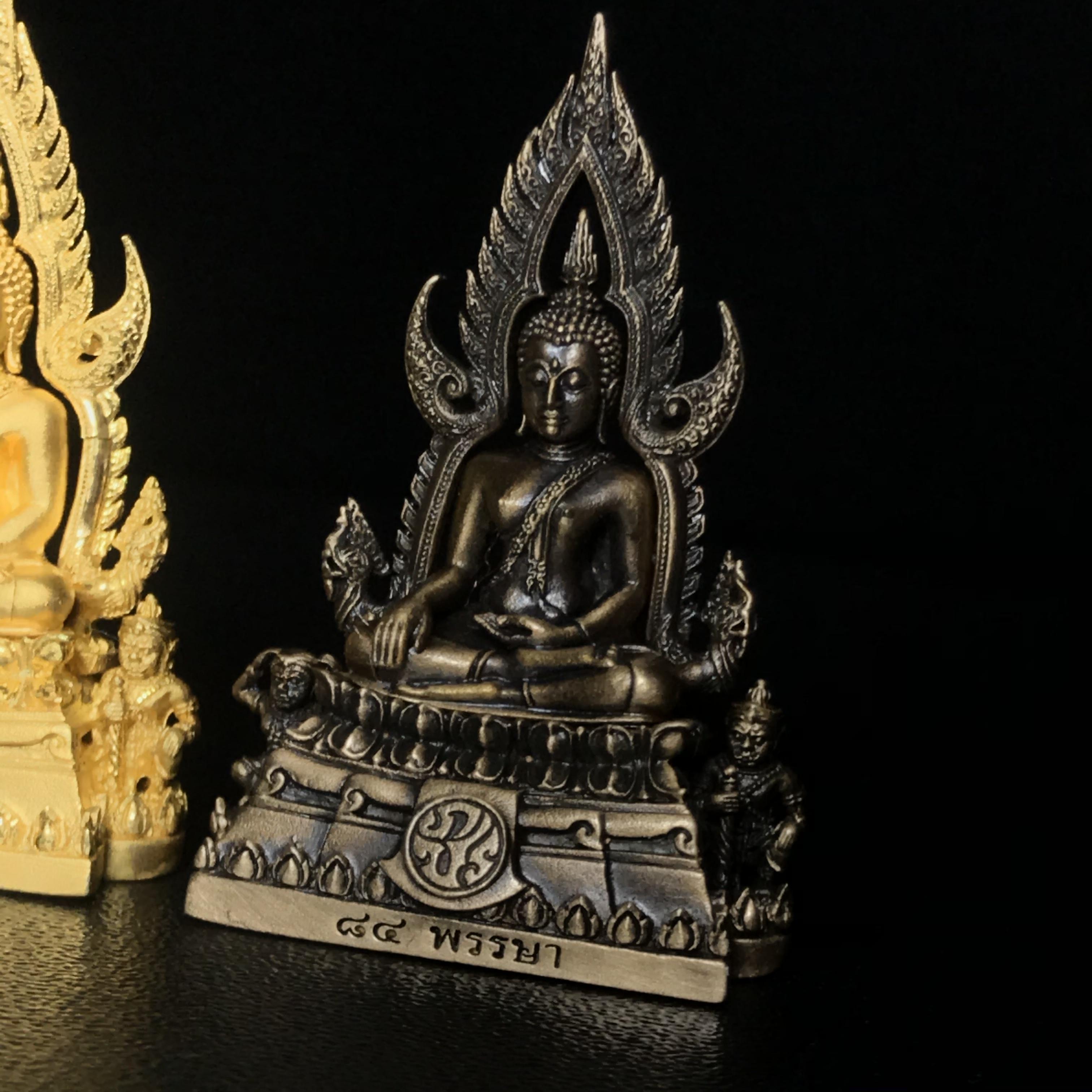 พระพุทธชินราช(จำลอง) ภปร. 84 พรรษา พิมพ์กลางขนาดหน้าตัก 1/2 นิ้ว(ครบชุด3องค์ เนื้อทองคำ+เนื้อเงินชุบทองคำขาว+เนื้อบรอนซ์รมดำซาติน)(พระราชทานมวลสาร จิตรลดาและเส้นพระเจ้า(เส้นผม)รัชกาลที่9)