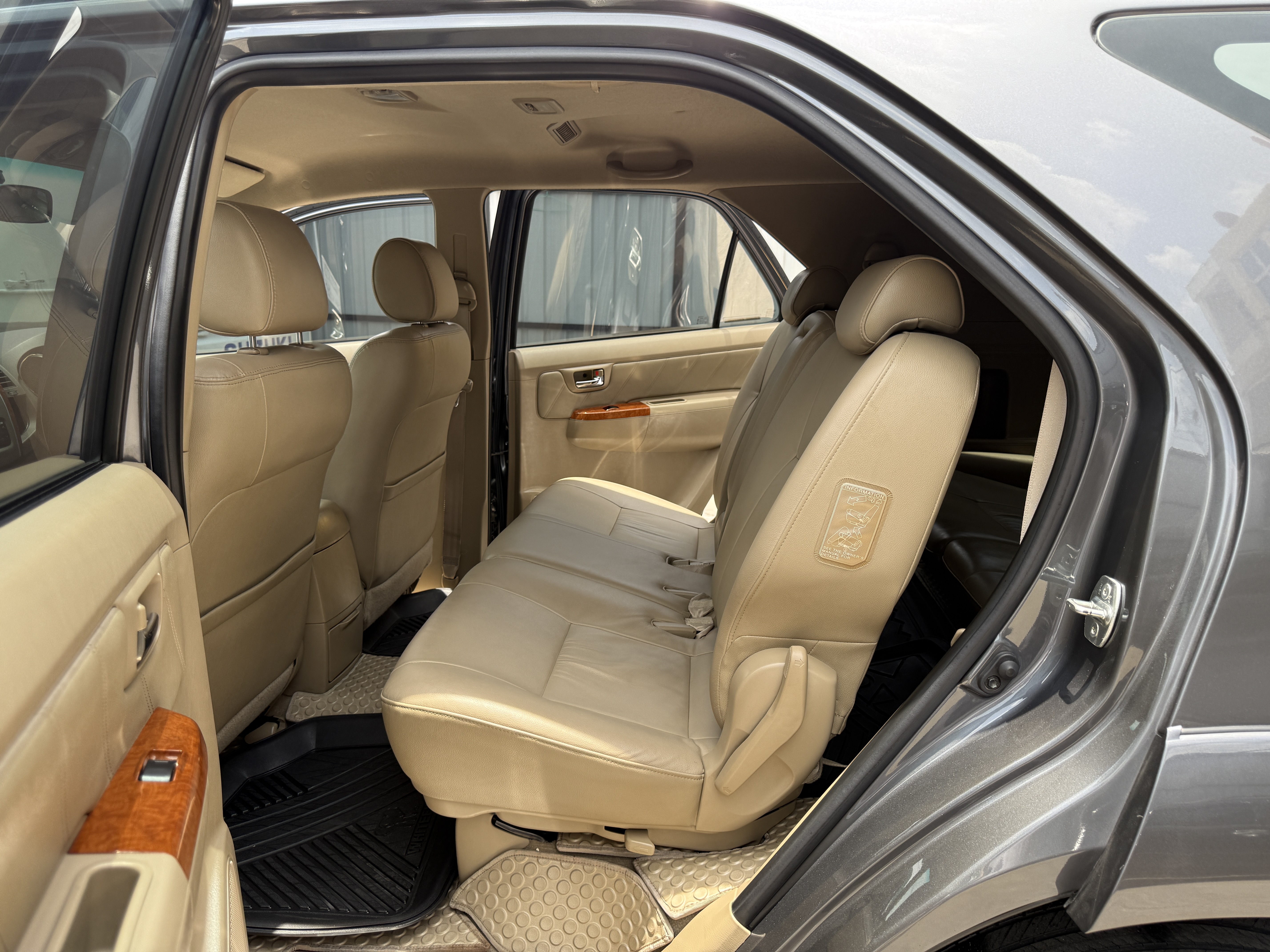 Toyota Fortuner 3.0 V 2WD At 2011 เทาดำ