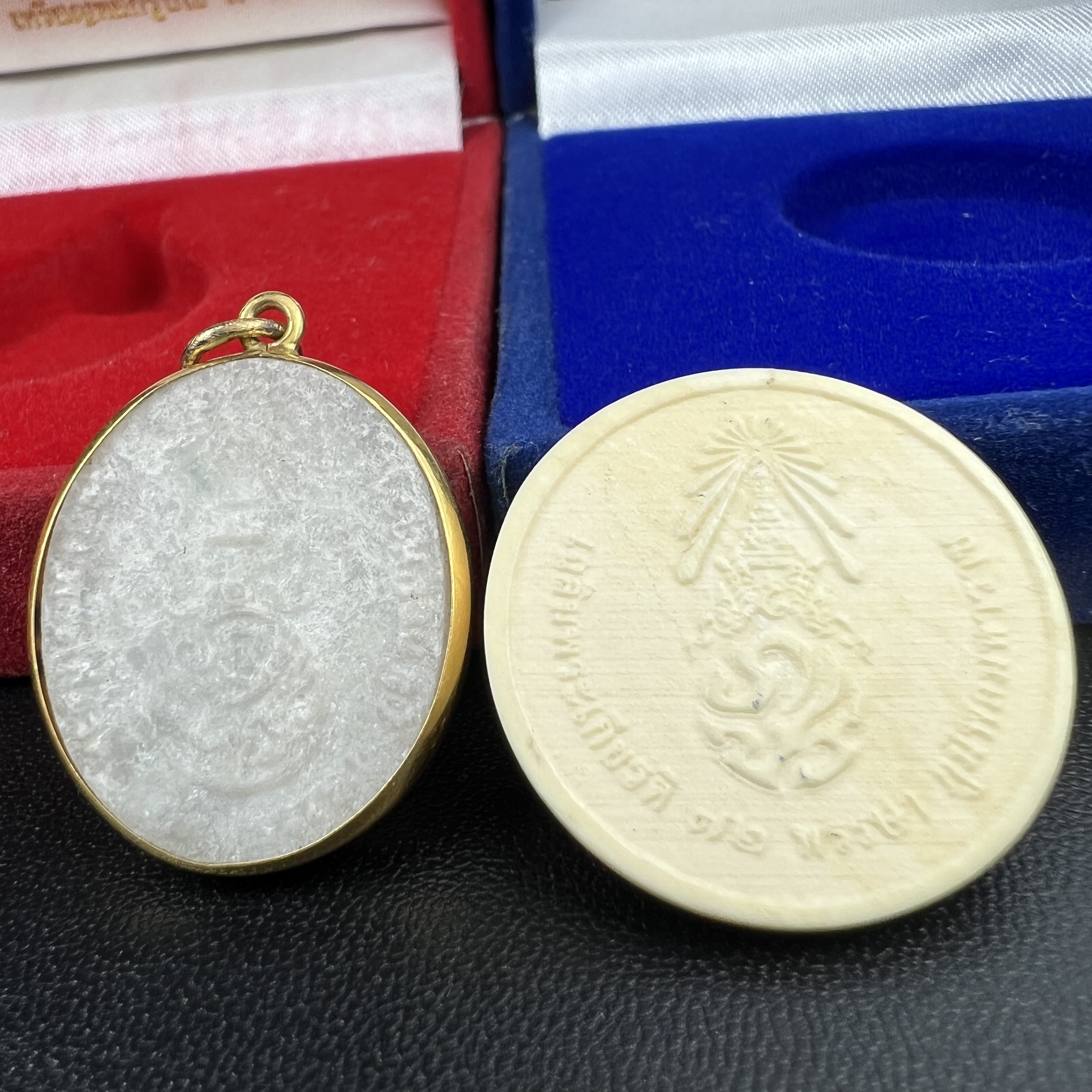 พระบรมฉายาลักษณ์ ร.9 เหรียญหยกรูปไข่เลี่ยมทองคำแท้(งานเลี่ยมเดิมจากผู้จัดสร้าง)+พระบรมฉายาลักษณ์ เหรียญคชสารหมื่นปี ร.9 หน้ากากทองคำ เฉลิมพระเกียรติ 72 พรรษา ภูมิพลมหาราช ปี 2542(1ชุด2องค์)(อีกหนึ่งวัตถุมงคลที่ระลึกของพระองค์ท่านที่พบเจอหายากมากในปัจุบัน)