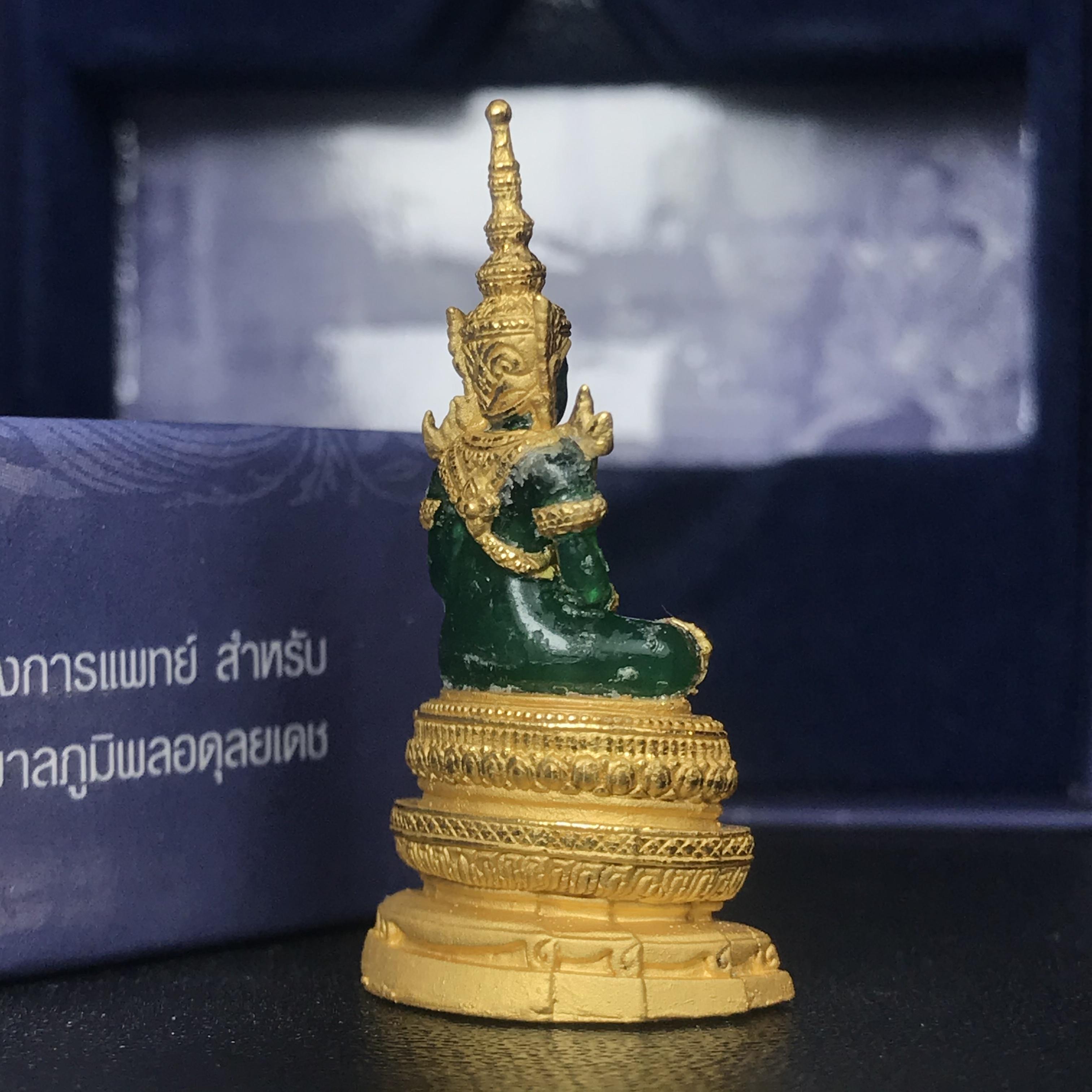 พระแก้วมรกต ภปร. ปี2547 จัดสร้างโดย รพ.ภูมิพลฯ ลอยองค์ หน้าตัก 1/2 นิ้ว เนื้อเรซิ่นหุ้มทองคำ99.99%