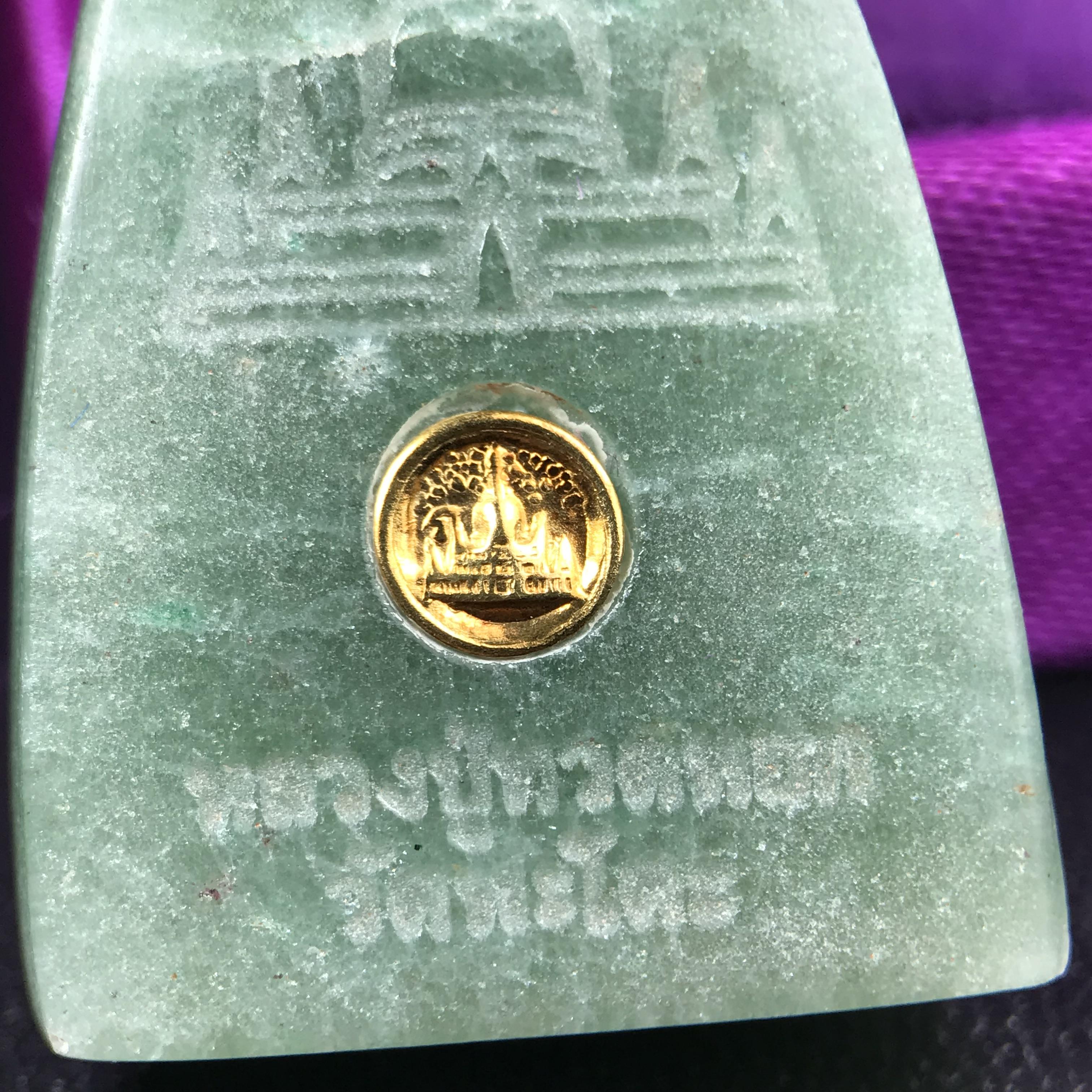 หลวงปู่ทวดหยก วัดพะโคะ จ.สงขลา ปี 2543 เนื้อหยก พิมพ์ใหญ่ ขนาด 3.5 x 2.2 ซม. ด้านหลังแผ่นโค๊ตทองคำ สร้างโดยสมาคมชาวเพชรบุรี “สมเด็จเจ้าพะโคะหลวงปู่ทวดเหยียบน้ำทะเลจืด” ครั้งแรกแห่งประวัติศาสตร์(สวยงามเป็นของล้ำค่าหายากมาก)สภาพสวยสมบูรณ์