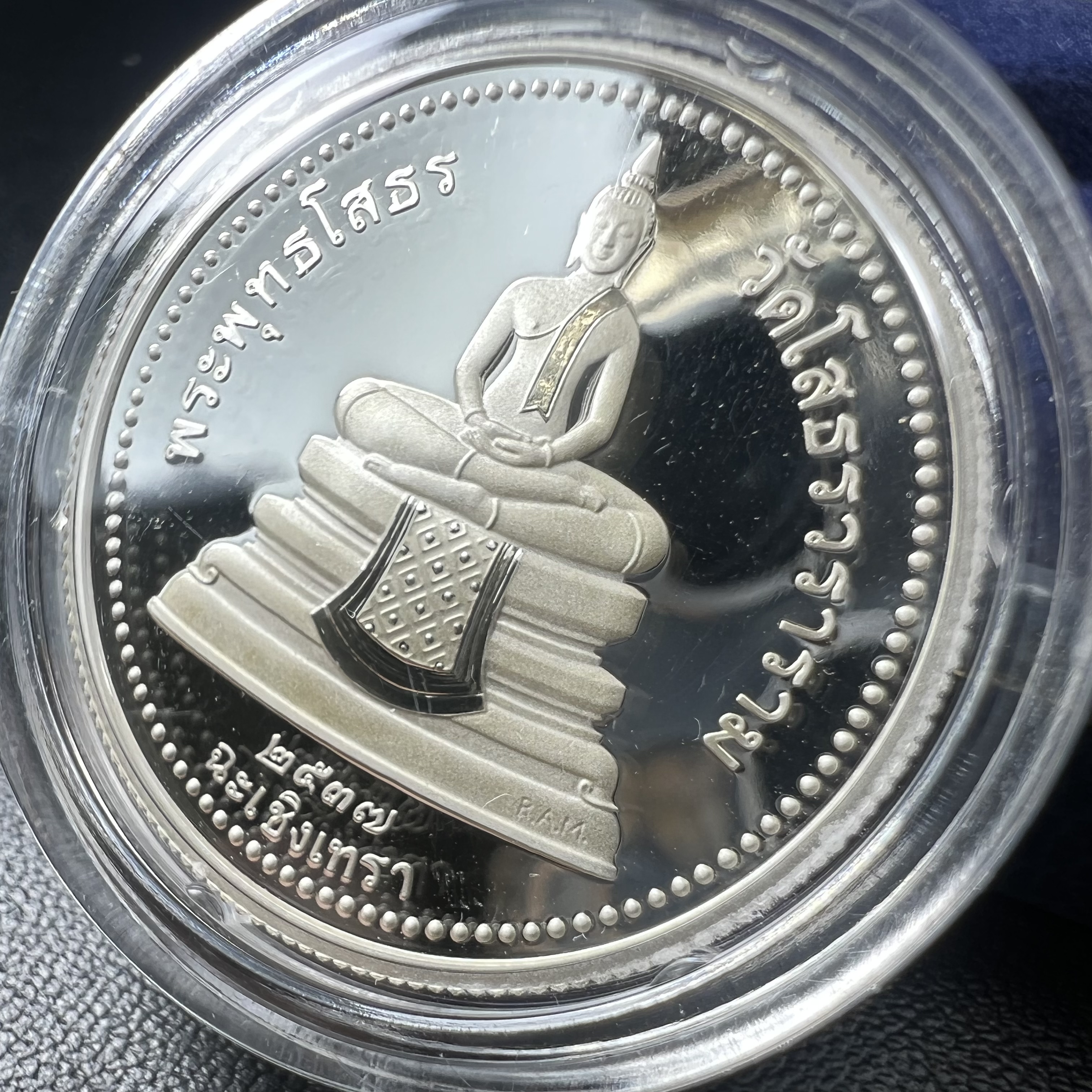 เหรียญพระพุทธโสธร 2 หน้า วัดโสธรวรารามวรวิหาร จ.ฉะเชิงเทรา ปี 2537เนื้อเงินขัดเงาสองหน้า ขนาด 2.8 ซ.ม. บล็อกนอก ผลิตที่โรงกษาปณ์ Royal Australian Mint ประเทศออสเตรเลีย พร้อมกล่องบรรจุเดิม สภาพสวย