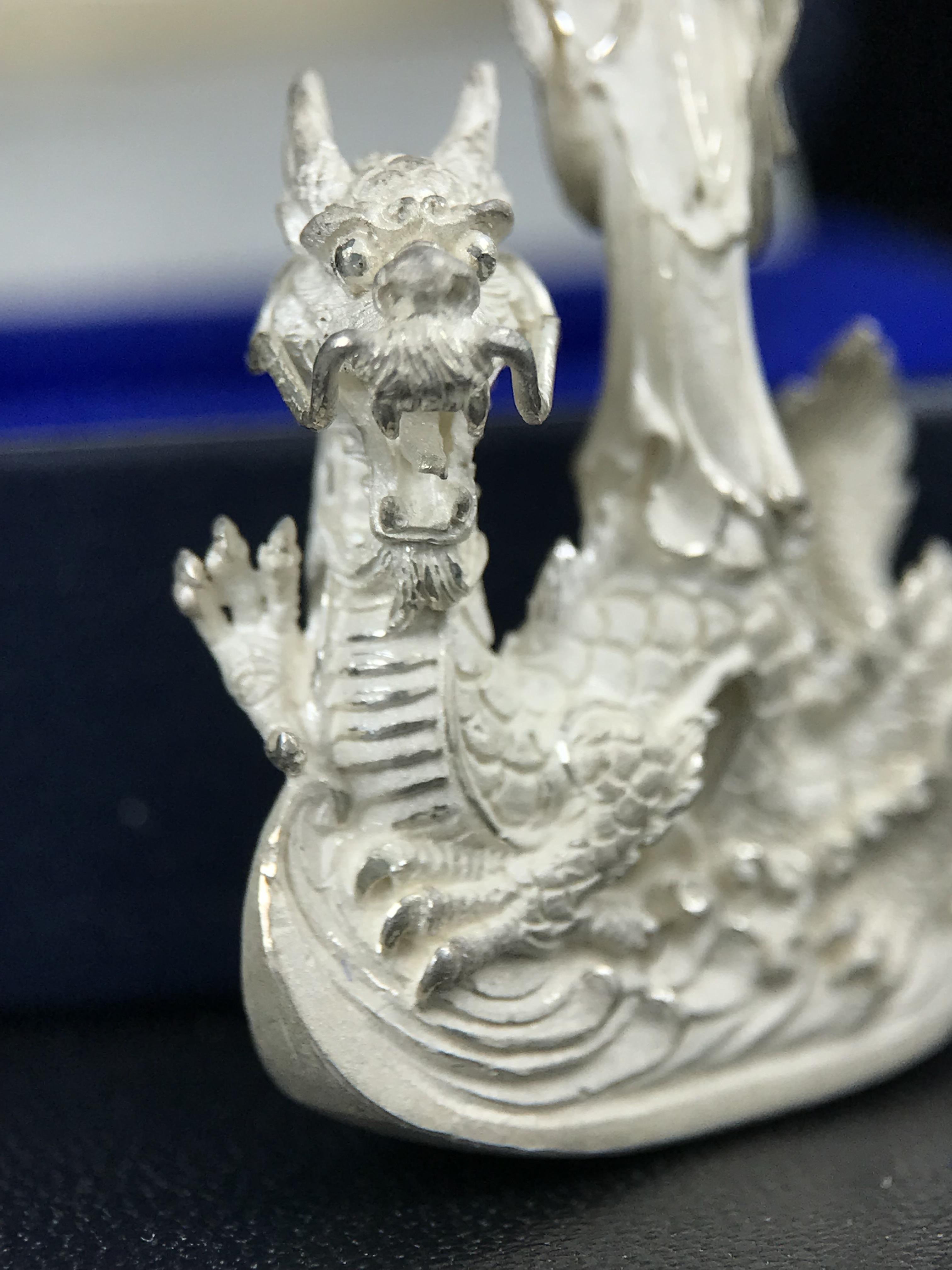 รูปหล่อลอยองค์พระโพธิสัตว์กวนอิม ทรงประทับมังกร จ.ระนอง เนื้อเงินพ่นทรายขัดเงาบางส่วน พิมพ์ใหญ่(สภาพผิว สวยงดงาม ทรงคุณค่า) เฉลิมฉลองในวโรกาสที่พระบาทสมเด็จพระเจ้าอยู่หัวทรงครองสิริราชสมบัติครบ 50 ปี จ.ระนอง พ.ศ.2539